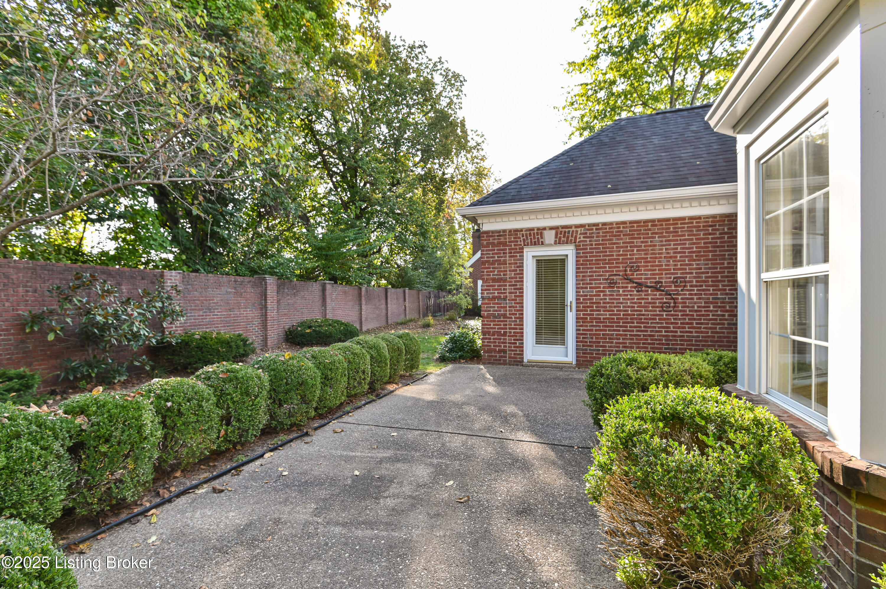 2002 Ashwood Bluff Ct, Louisville