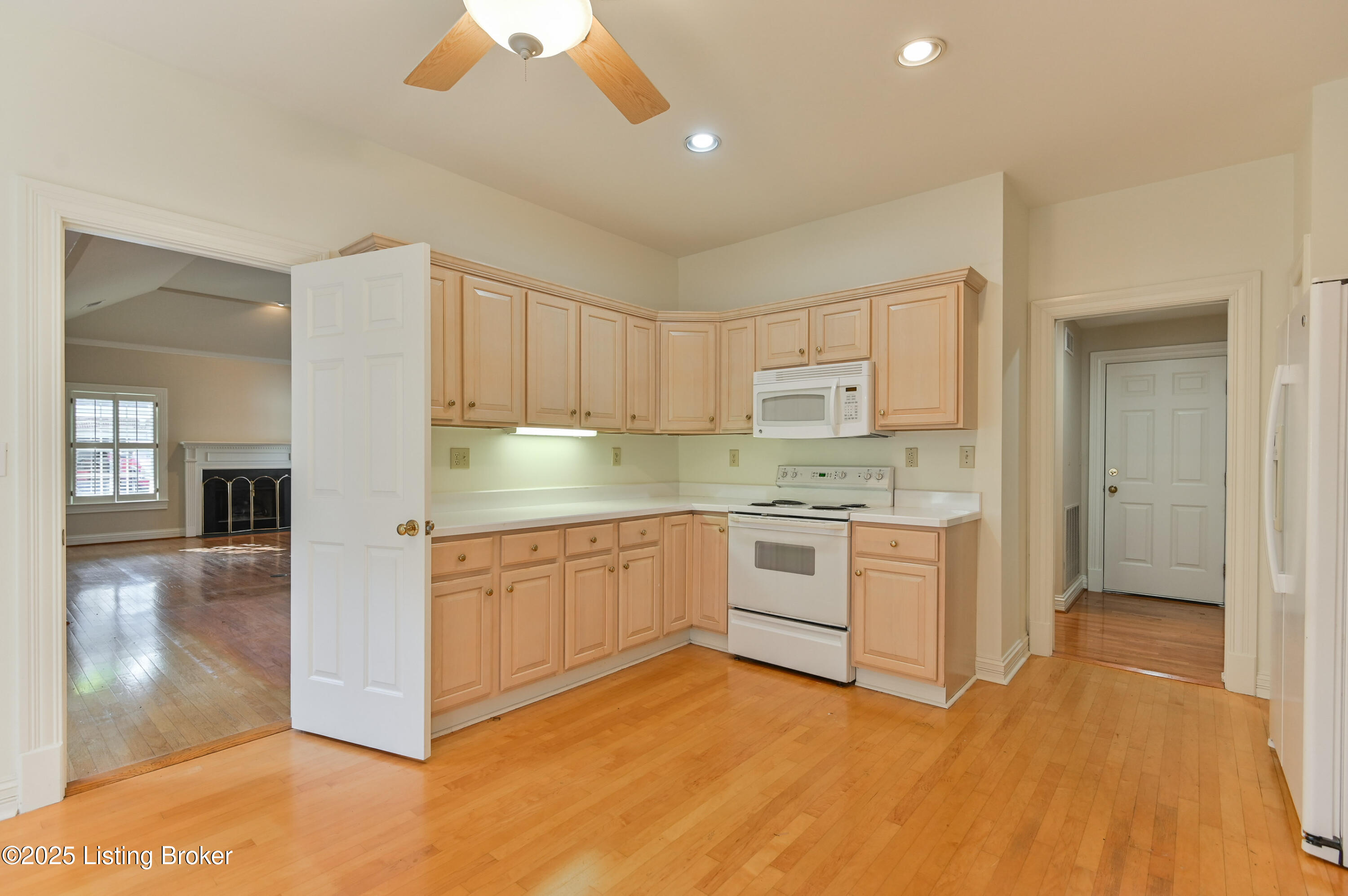 2002 Ashwood Bluff Ct, Louisville