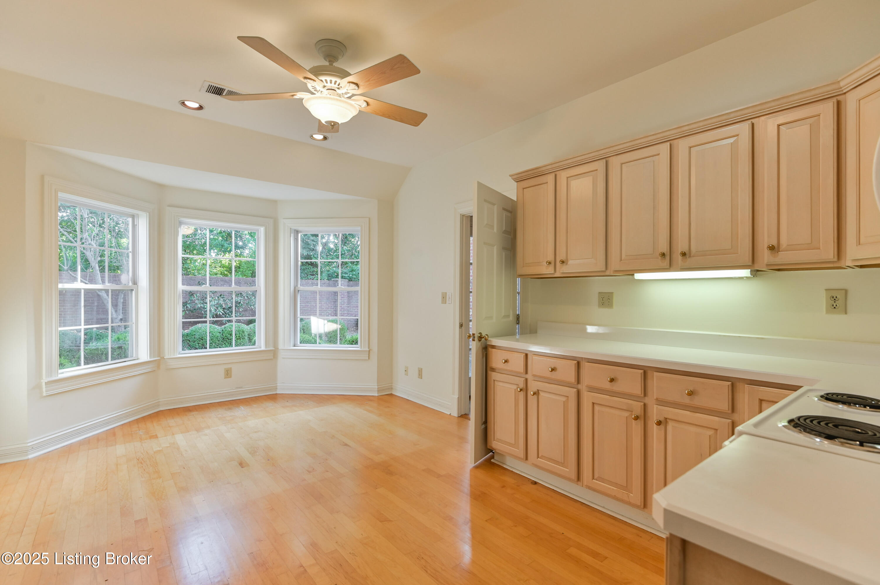 2002 Ashwood Bluff Ct, Louisville