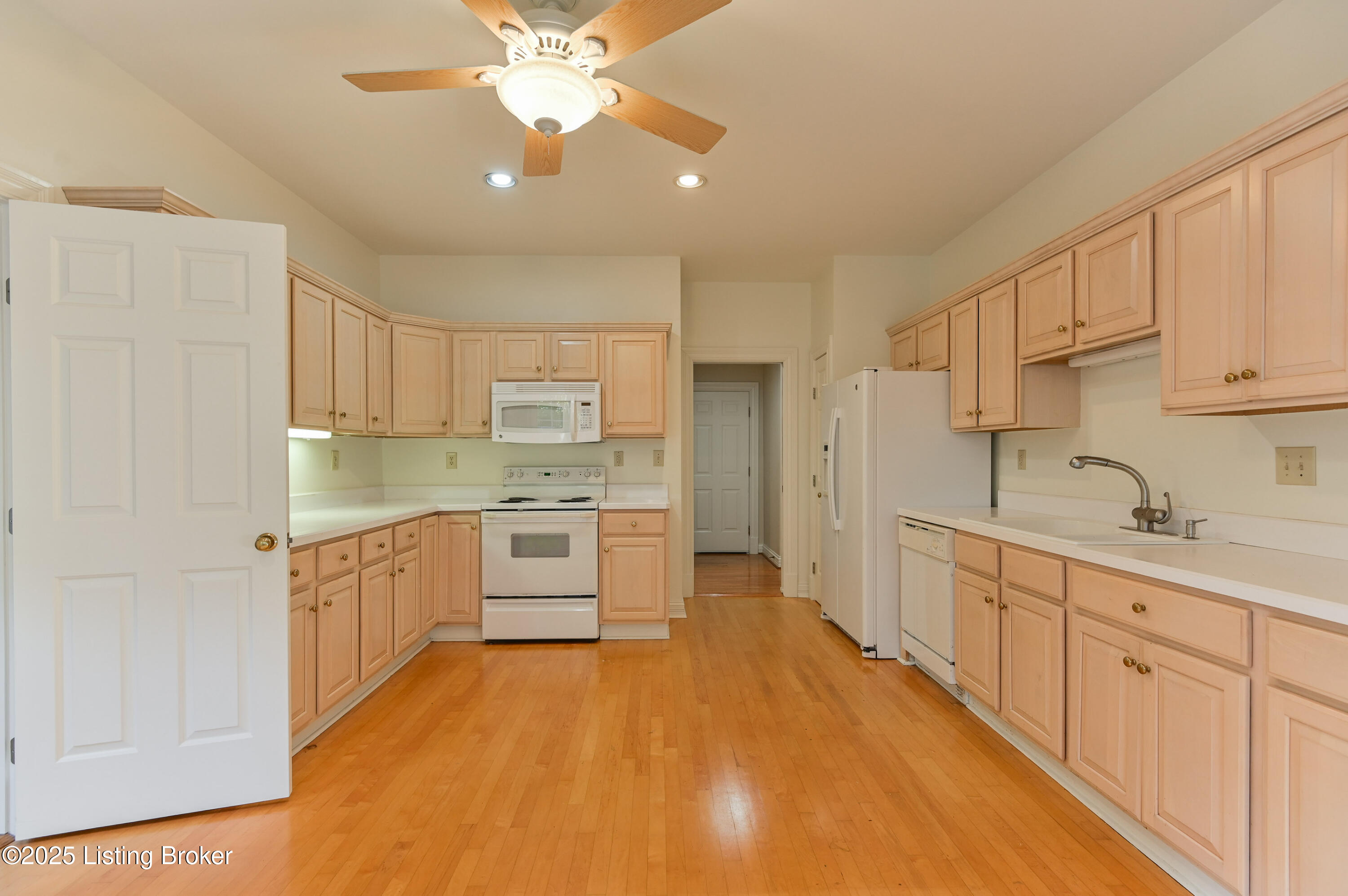2002 Ashwood Bluff Ct, Louisville