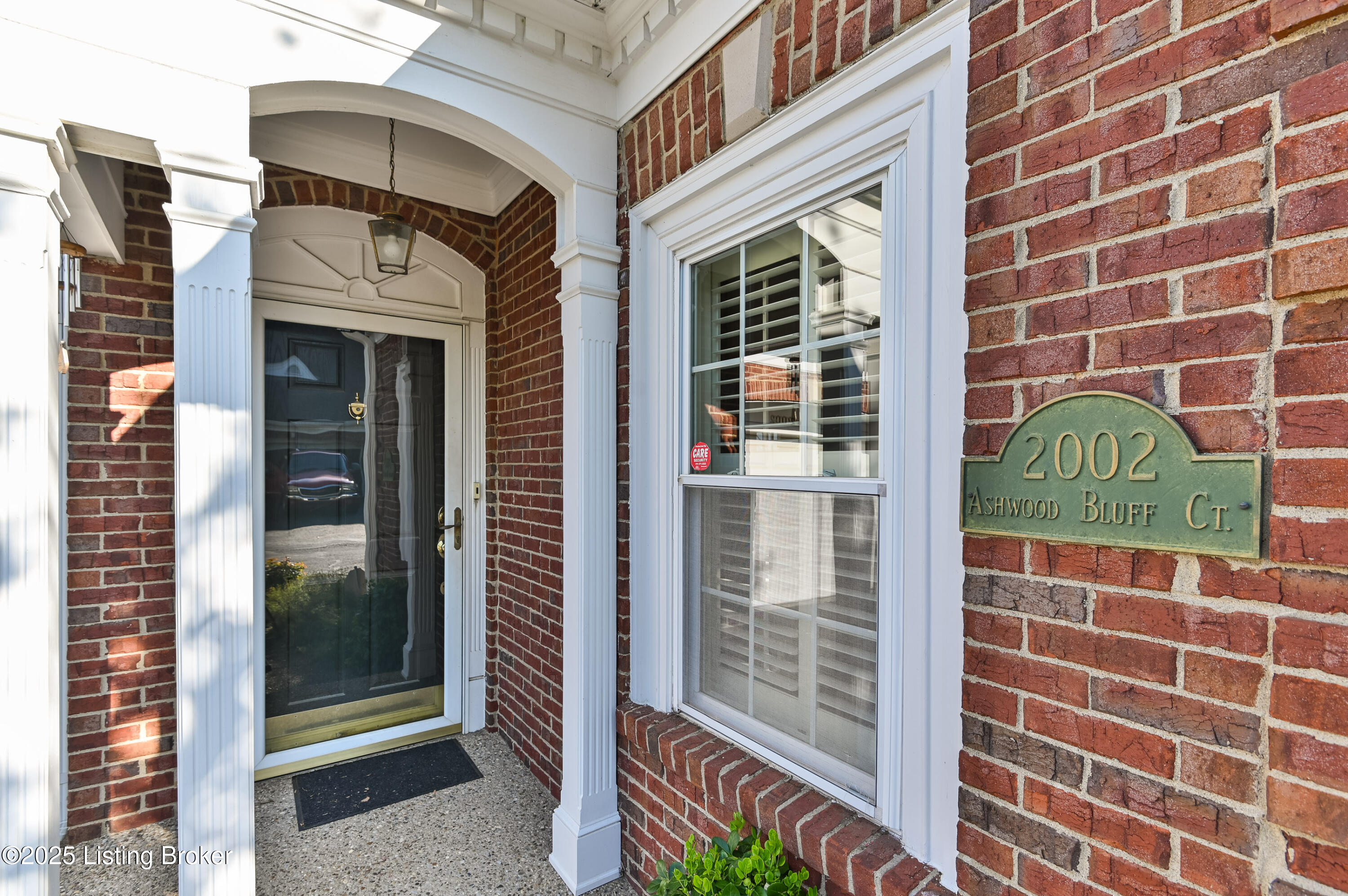 2002 Ashwood Bluff Ct, Louisville