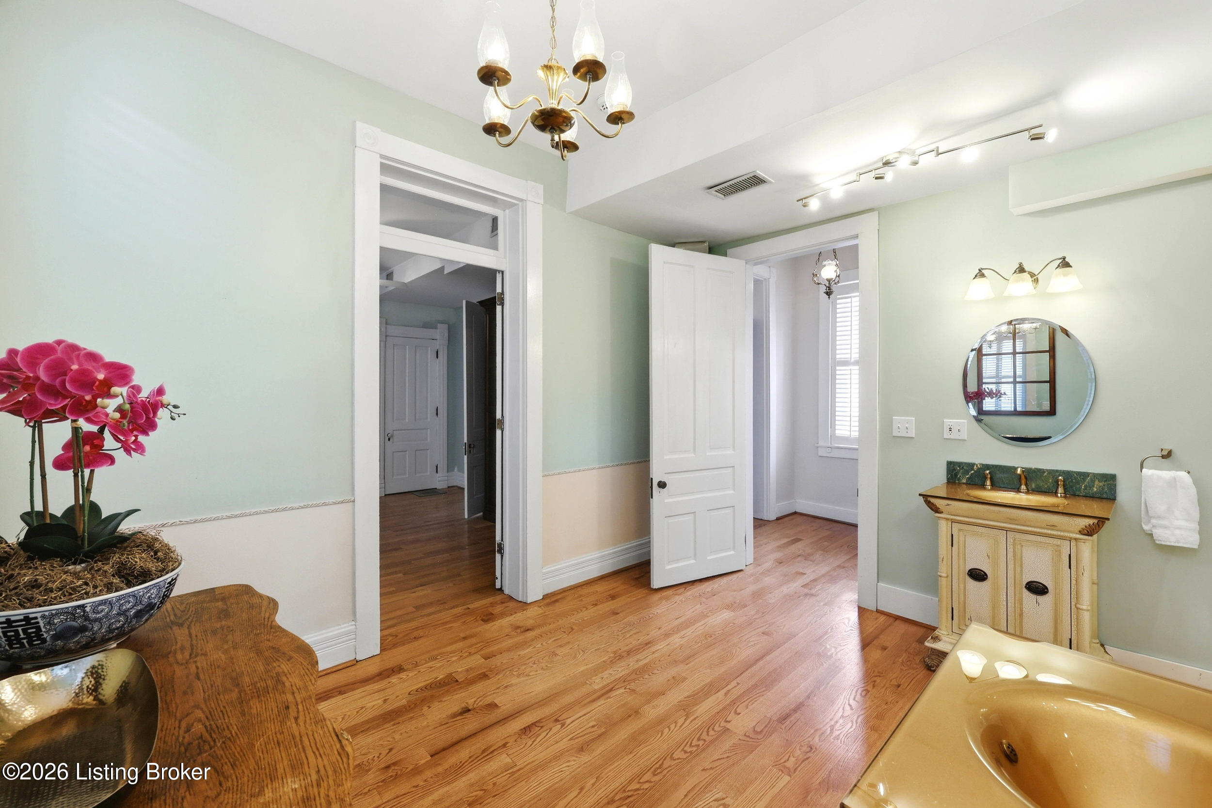 122 W Ormsby Ave