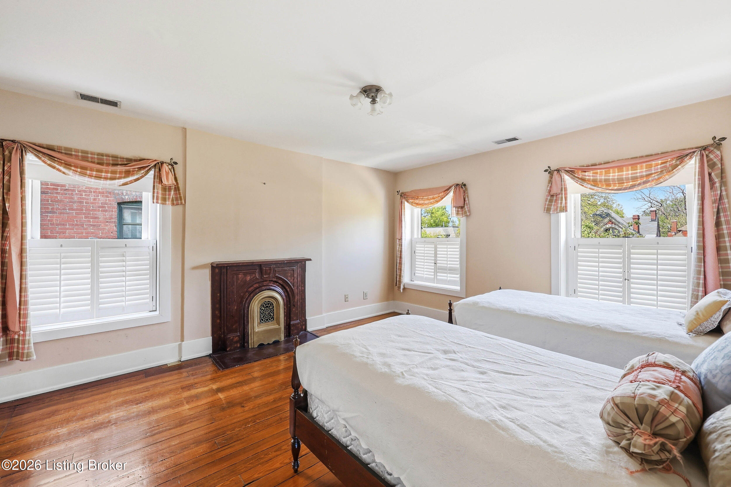 122 W Ormsby Ave