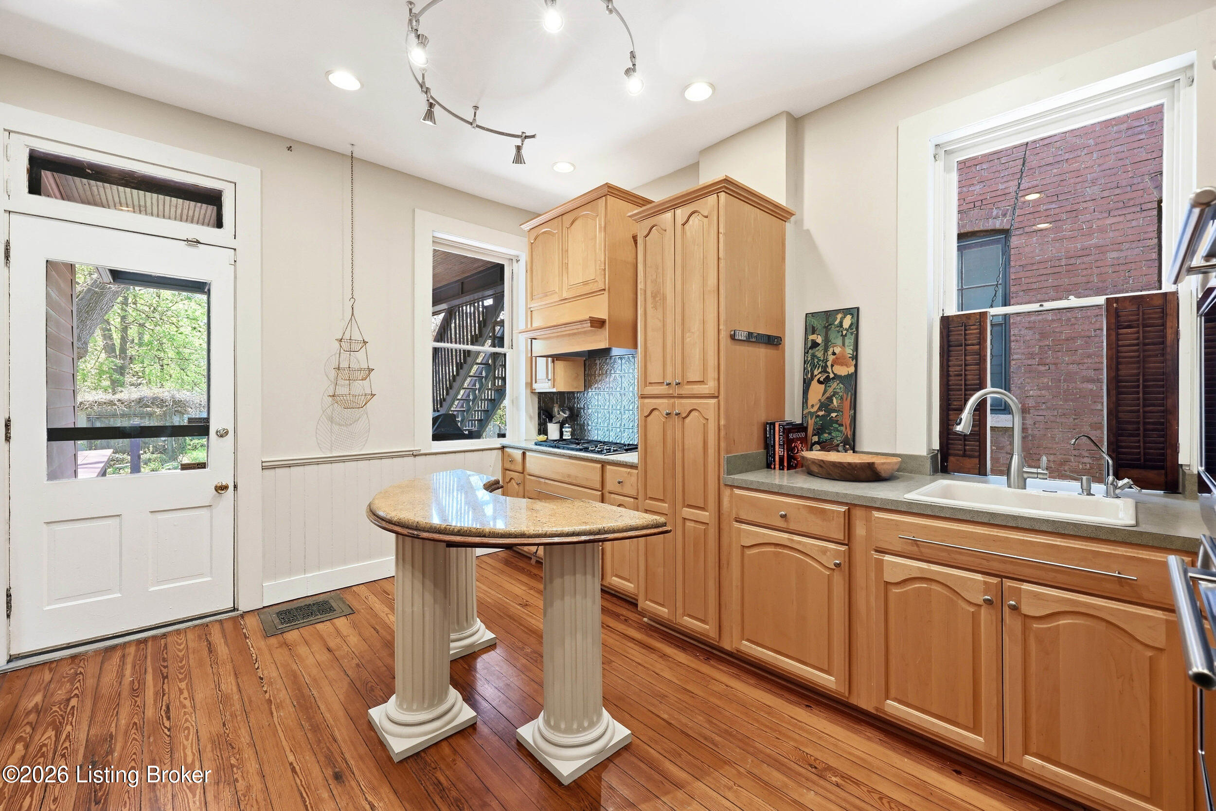 122 W Ormsby Ave