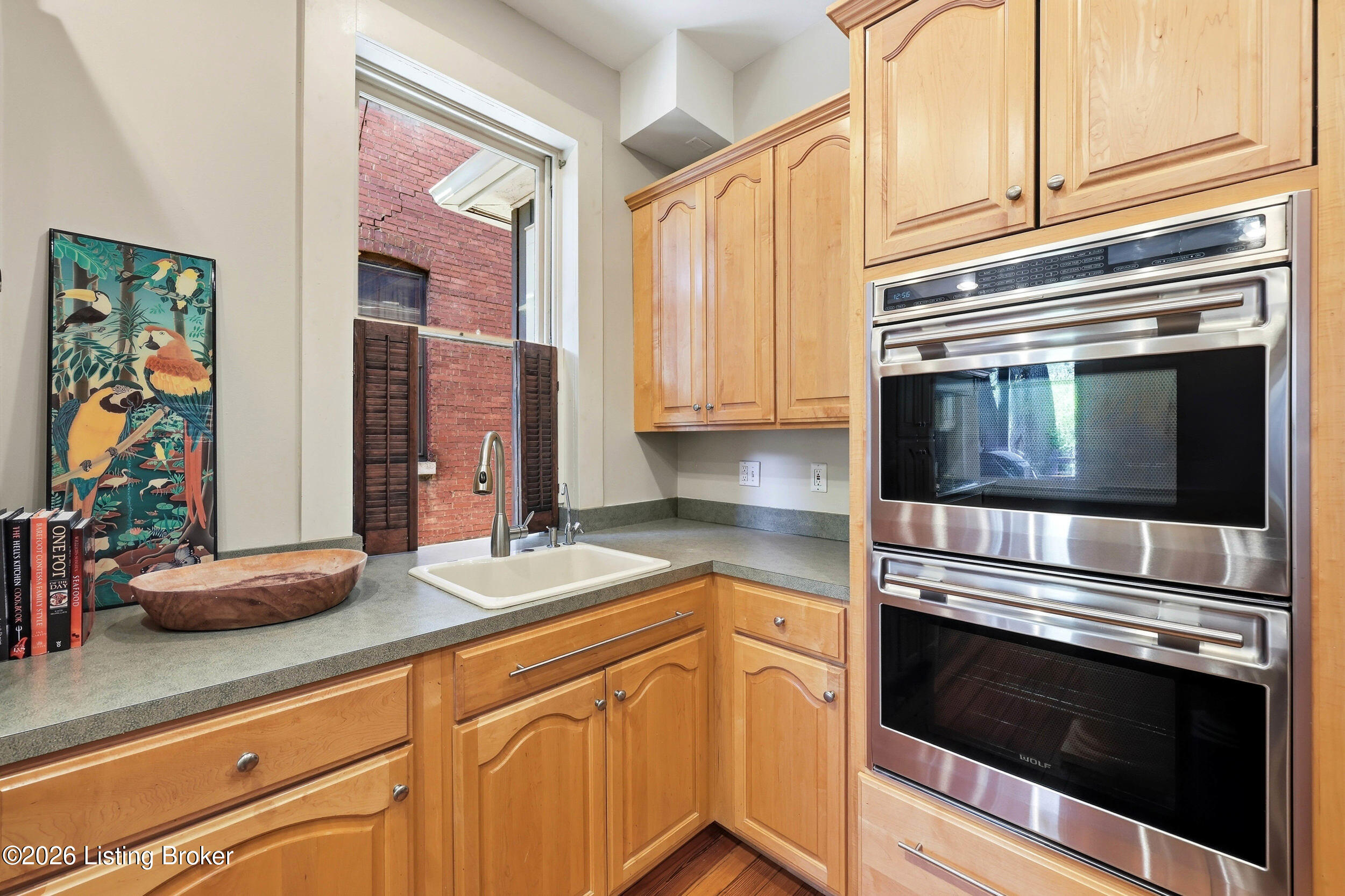 122 W Ormsby Ave