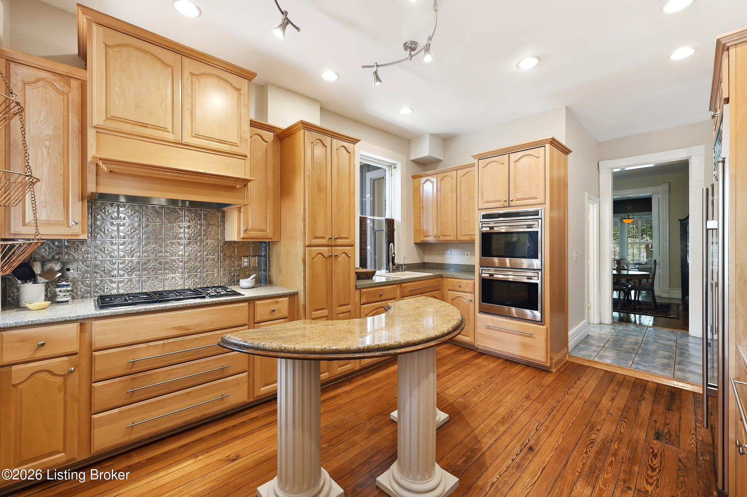 122 W Ormsby Ave