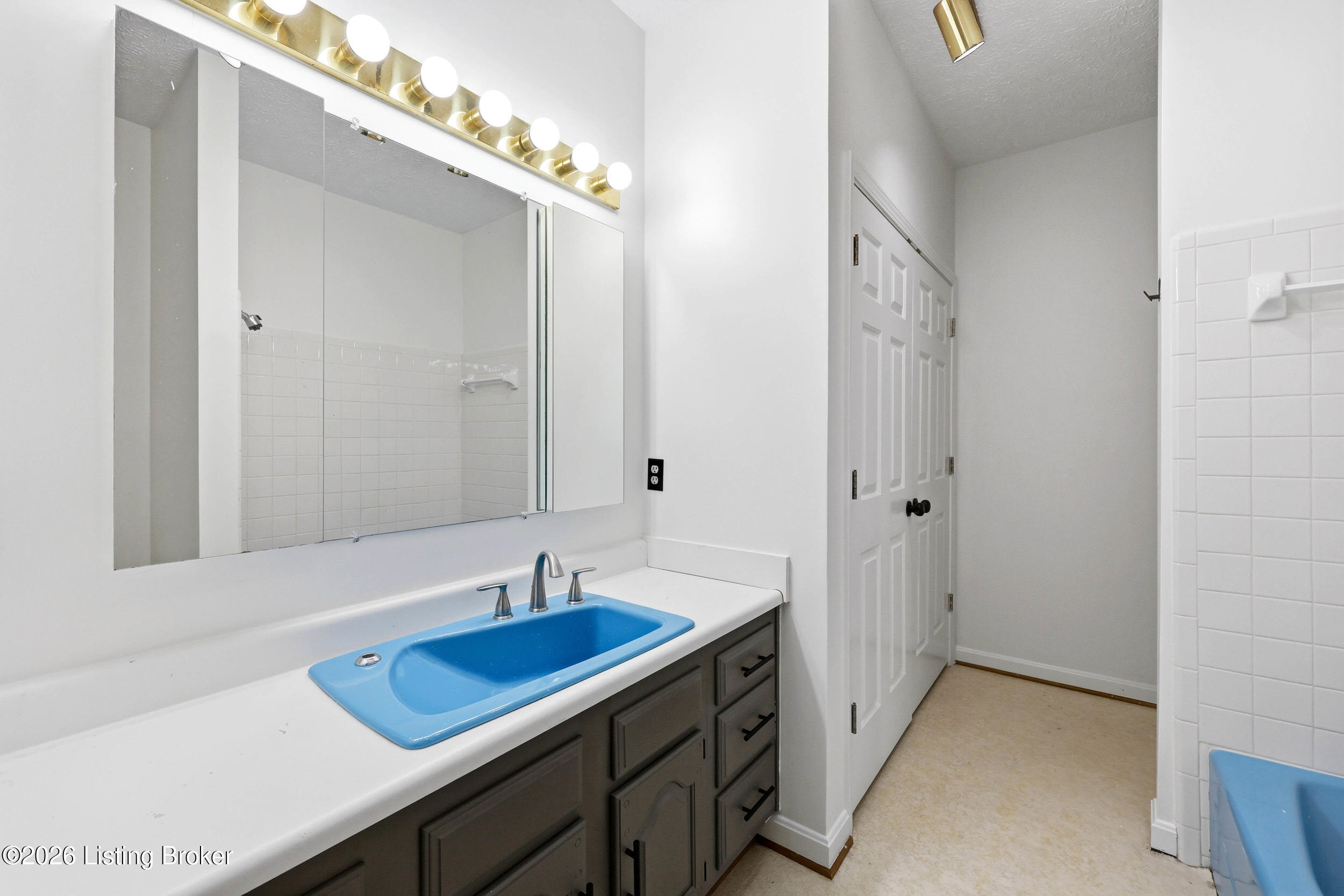 1507 Colonial Ct