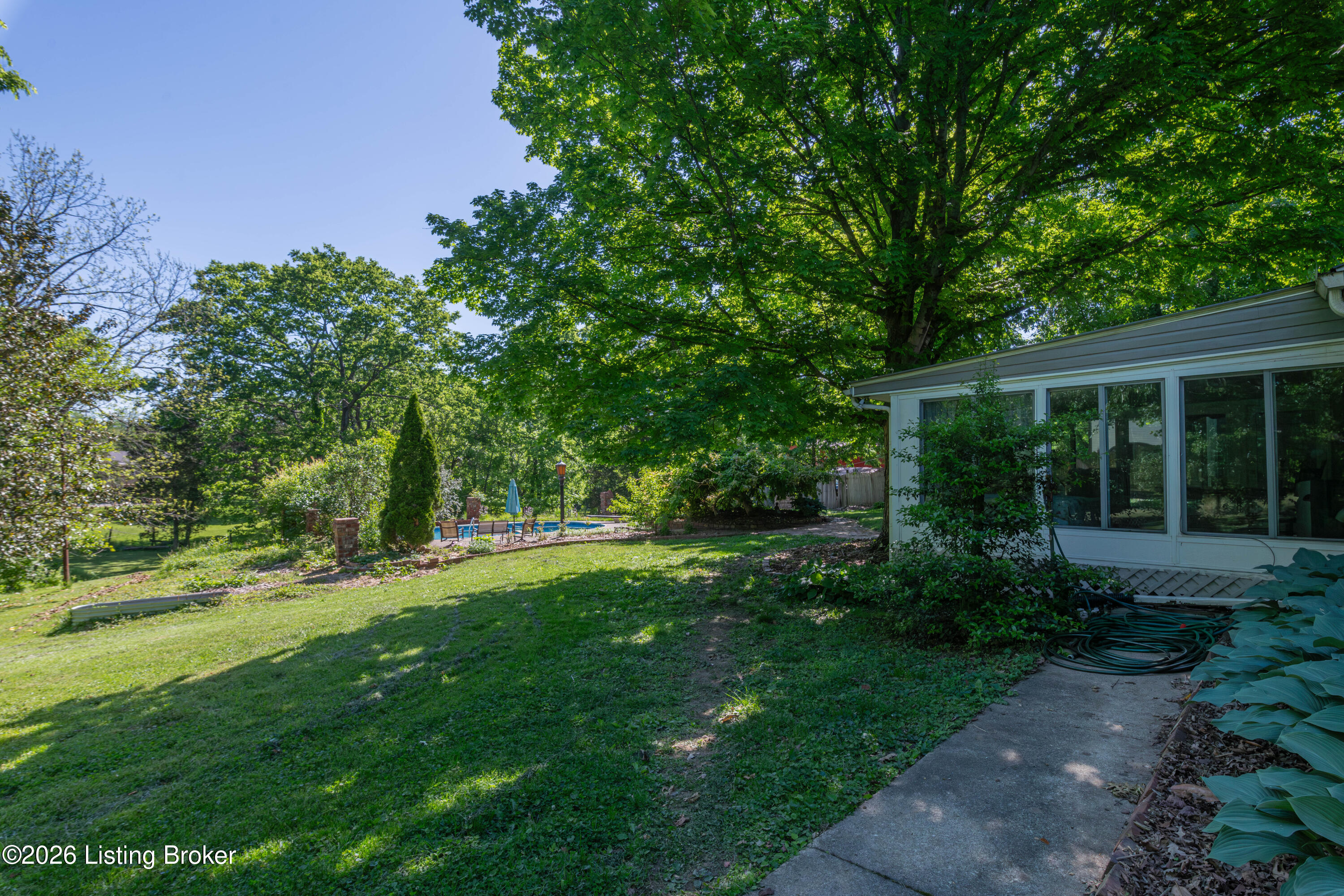 7609 Locust Ln