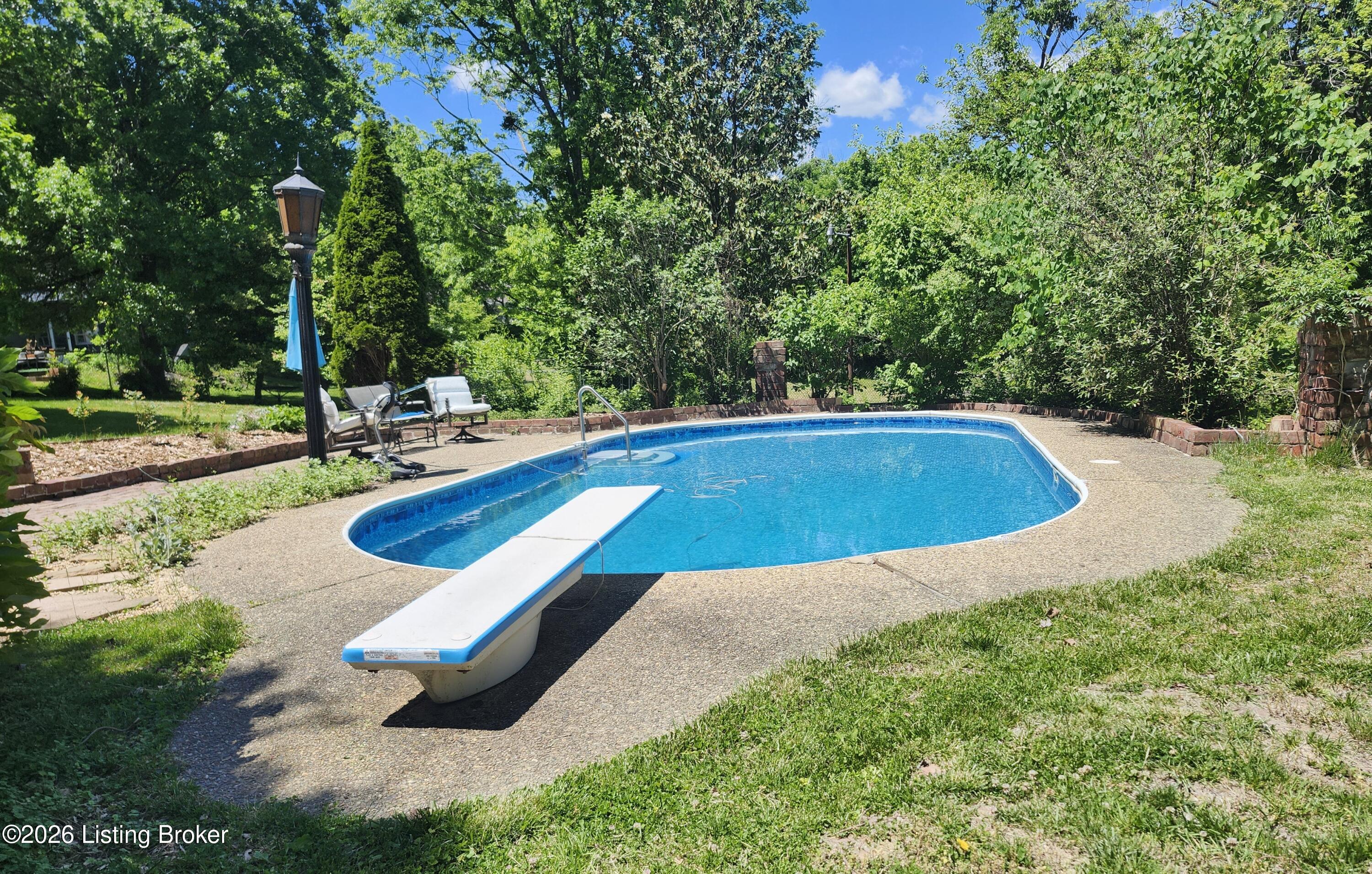 7609 Locust Ln