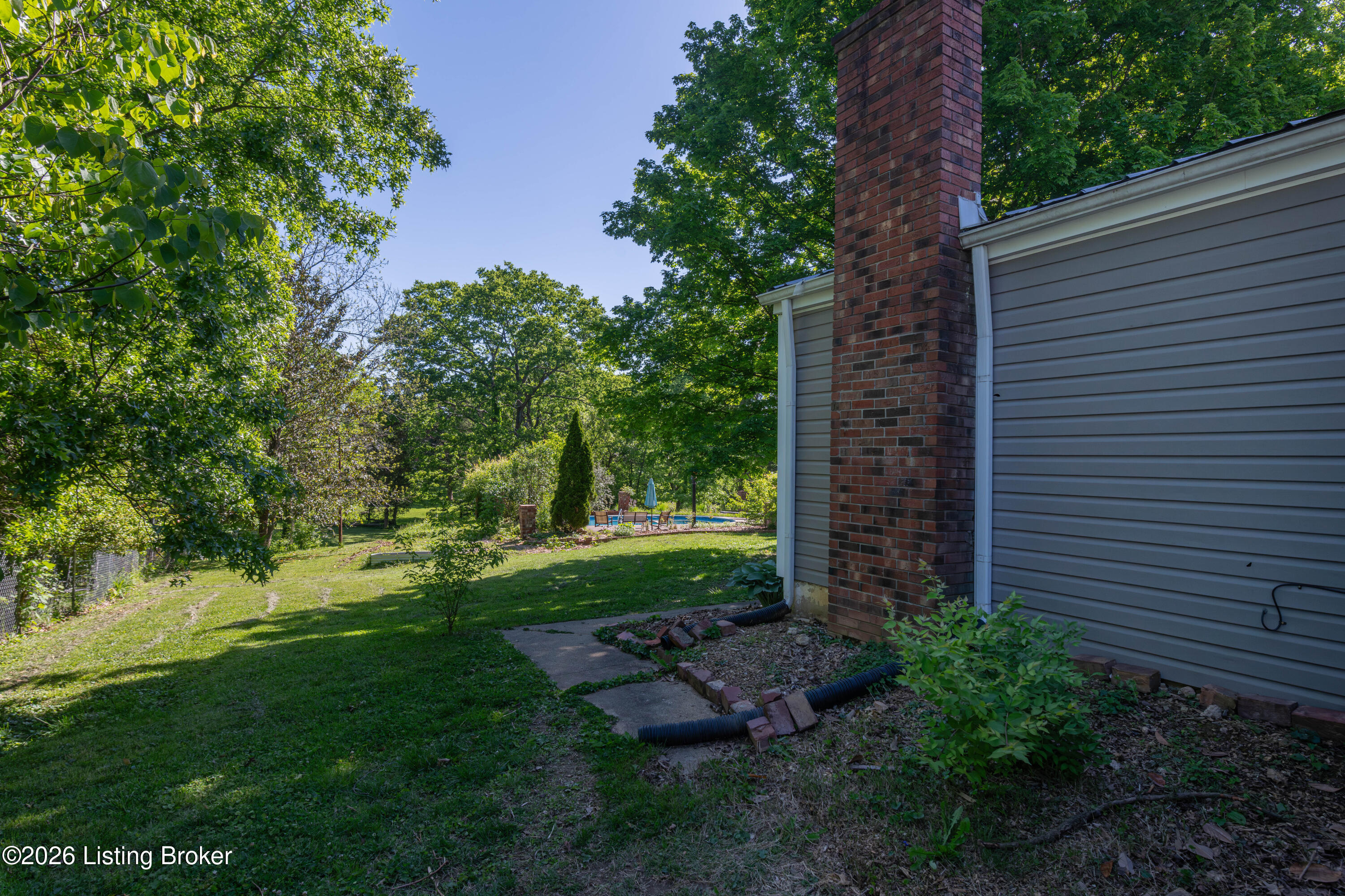 7609 Locust Ln