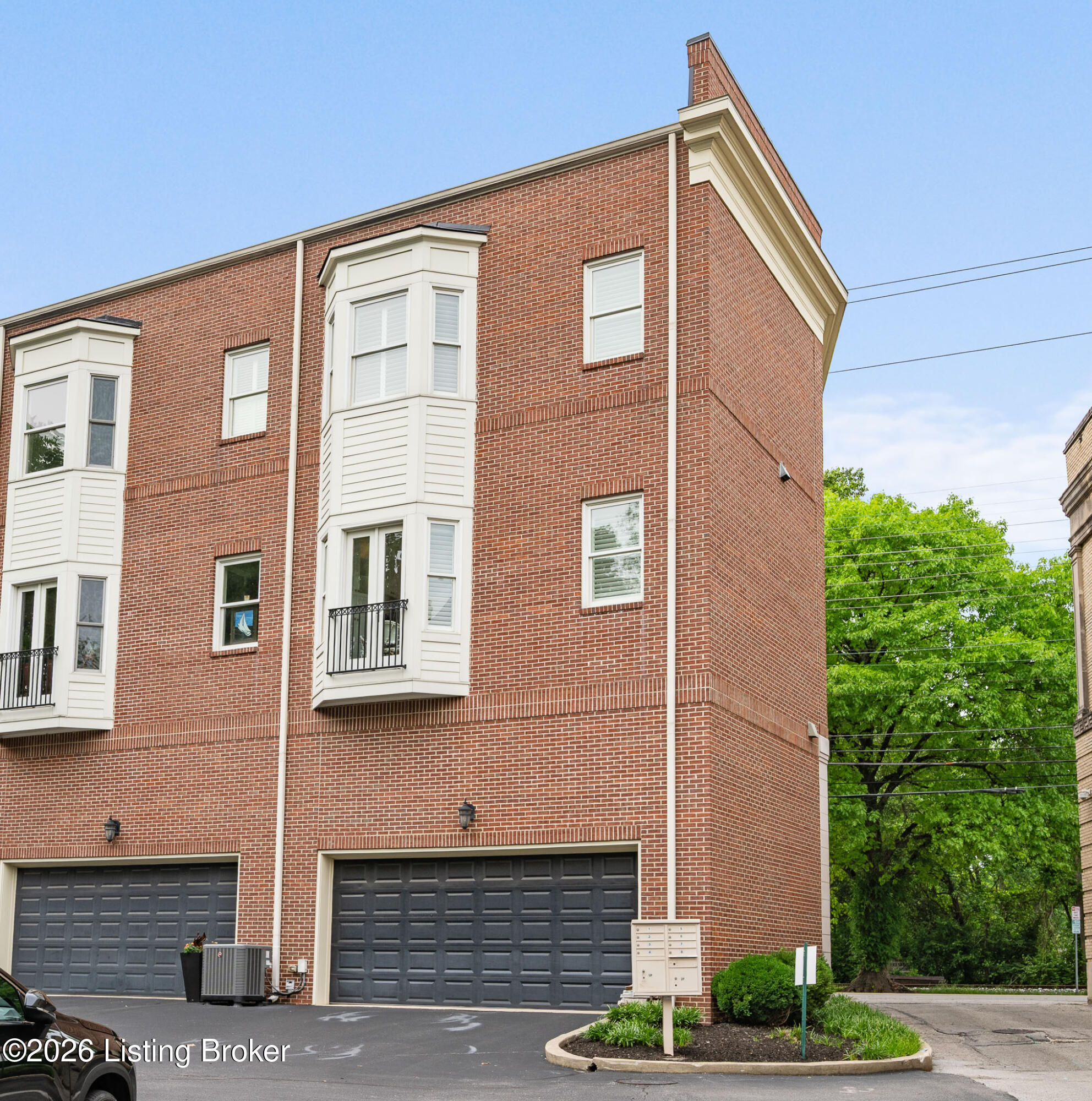 2852 Frankfort Ave