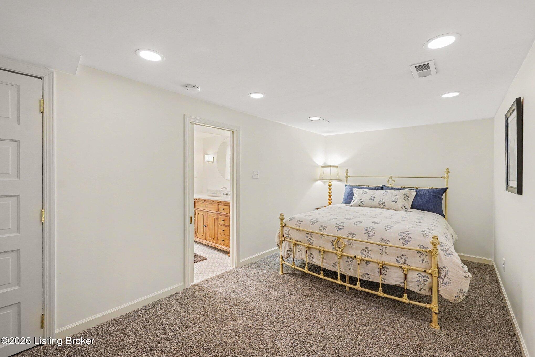 2122 Boulevard Napoleon