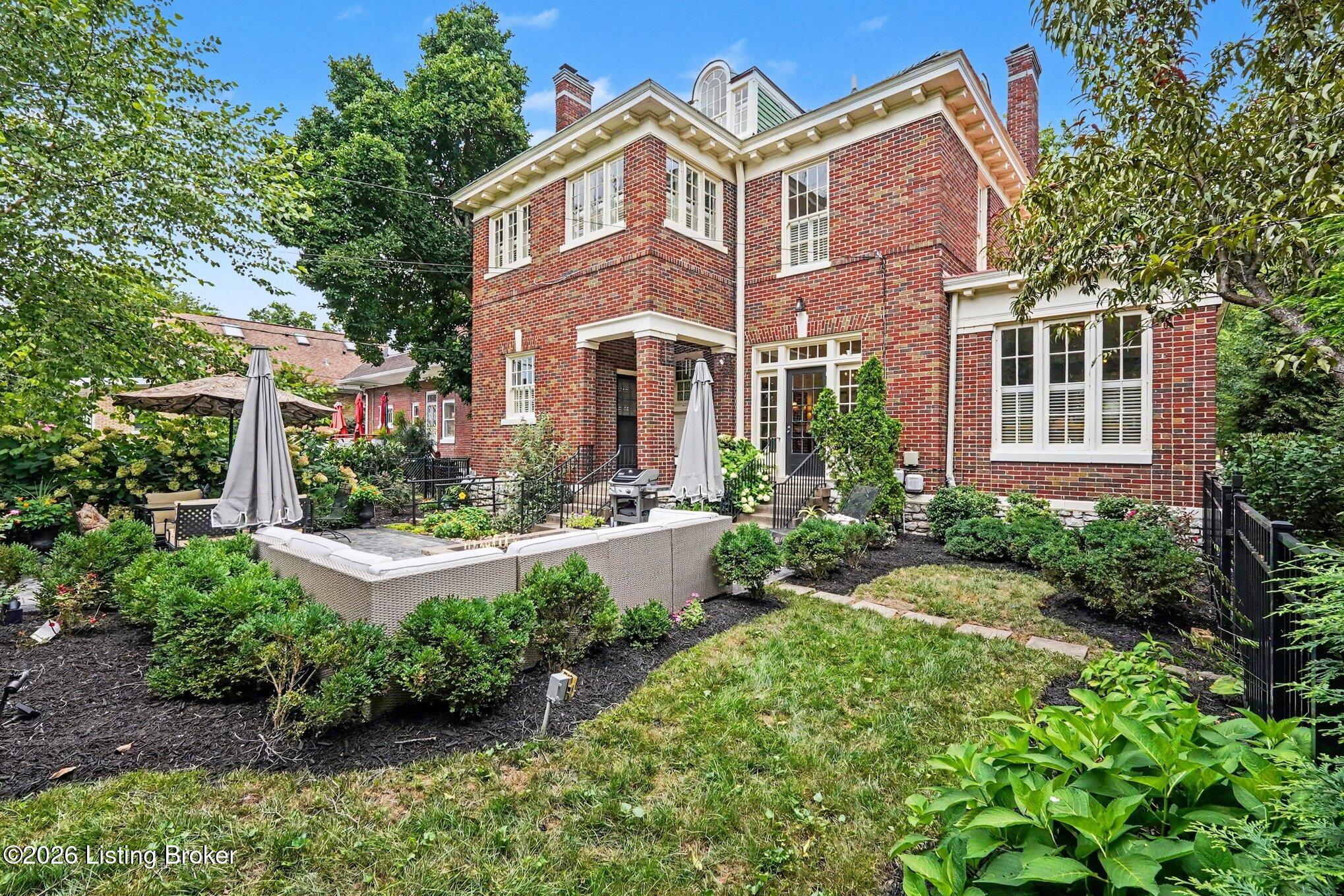 2122 Boulevard Napoleon
