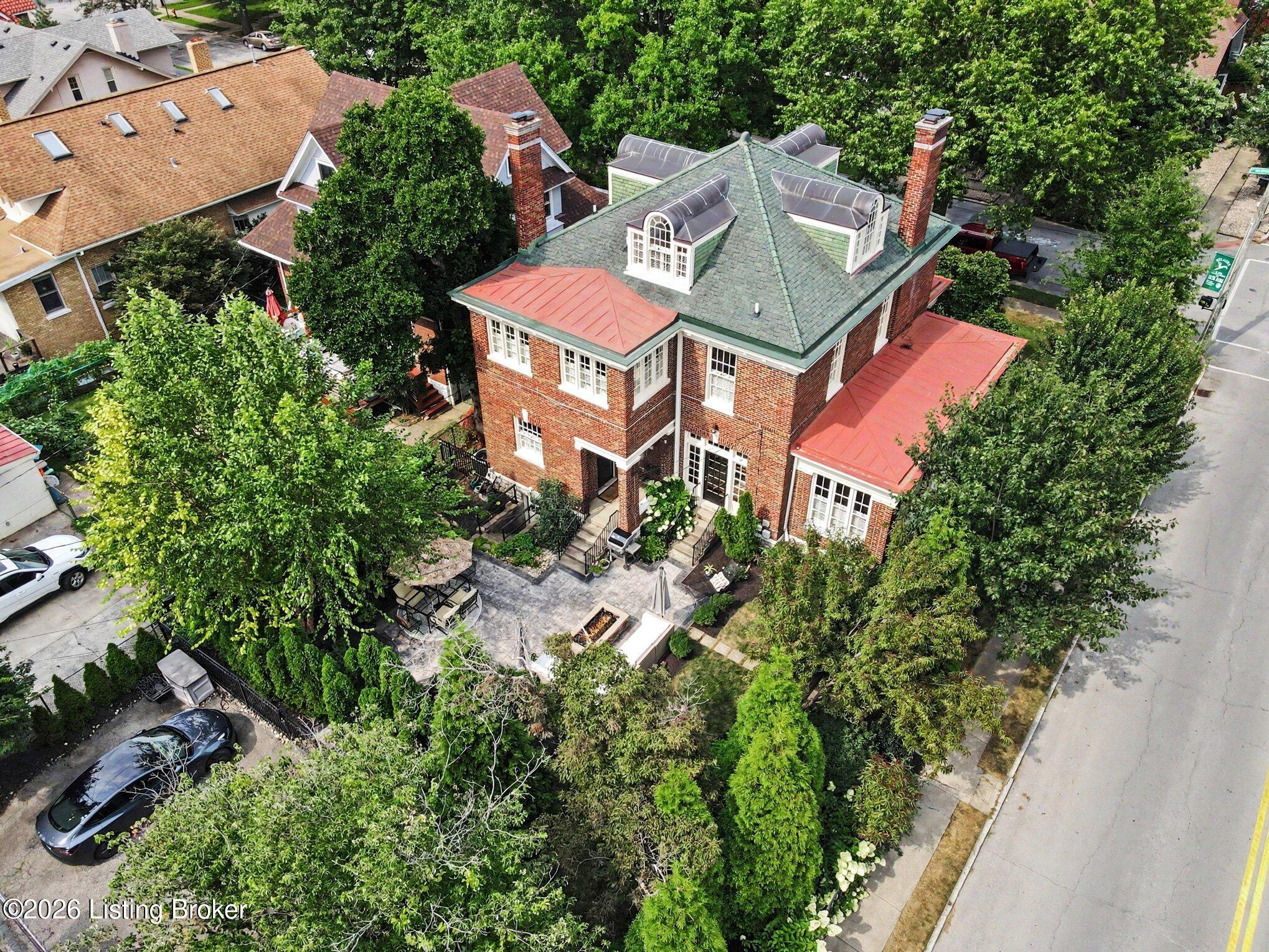 2122 Boulevard Napoleon