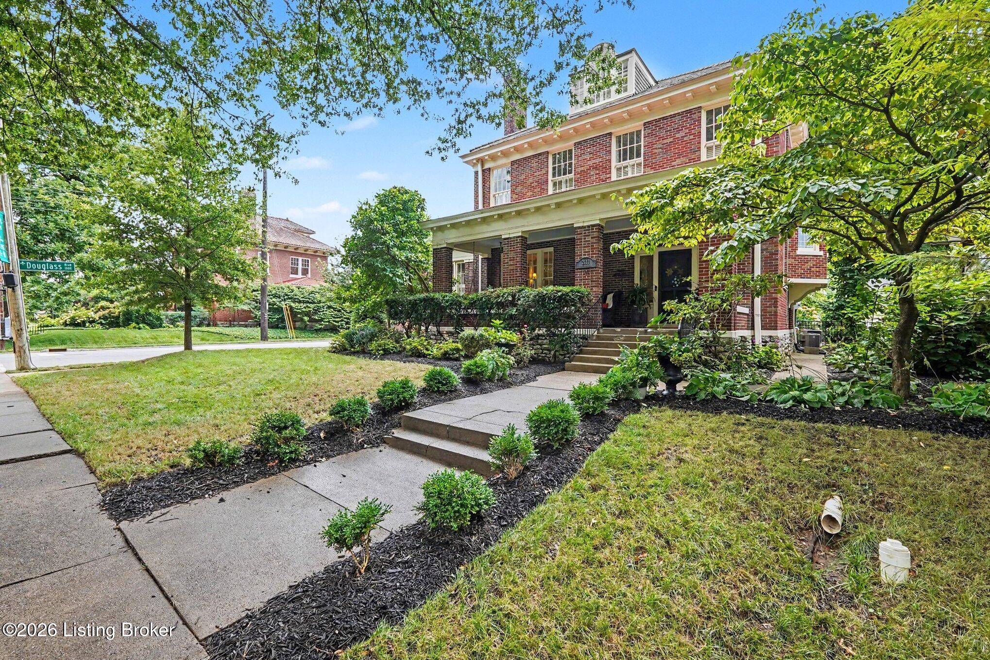 2122 Boulevard Napoleon