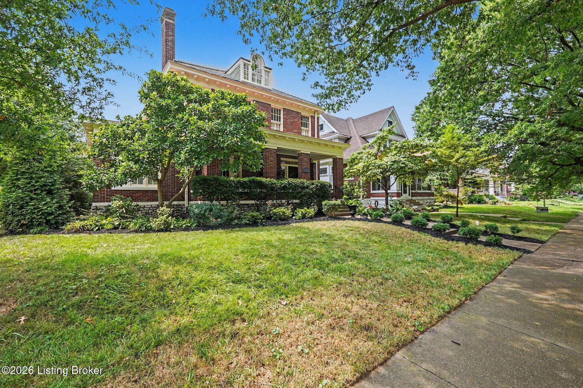2122 Boulevard Napoleon