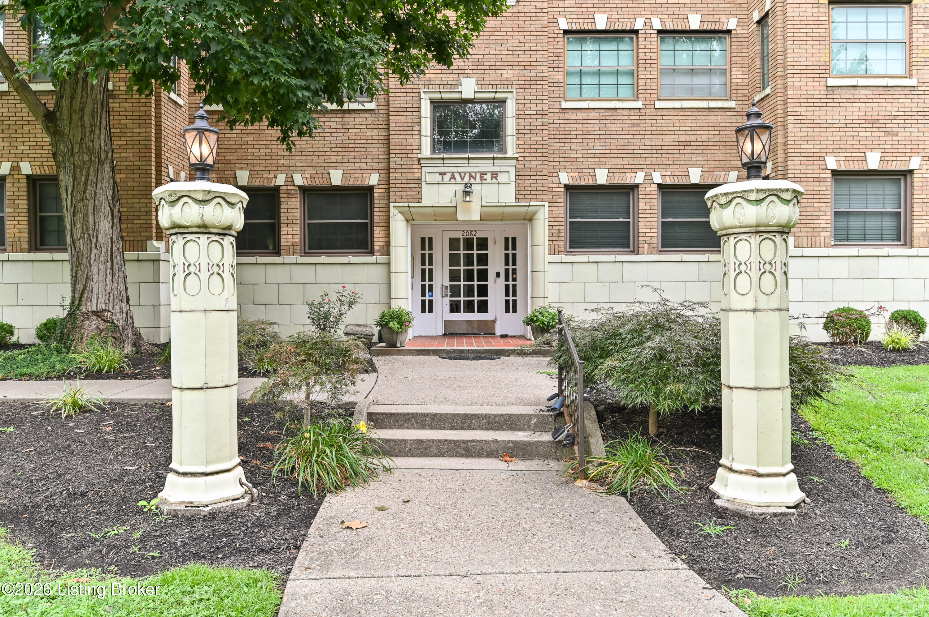 2082 Douglass Blvd APT 18