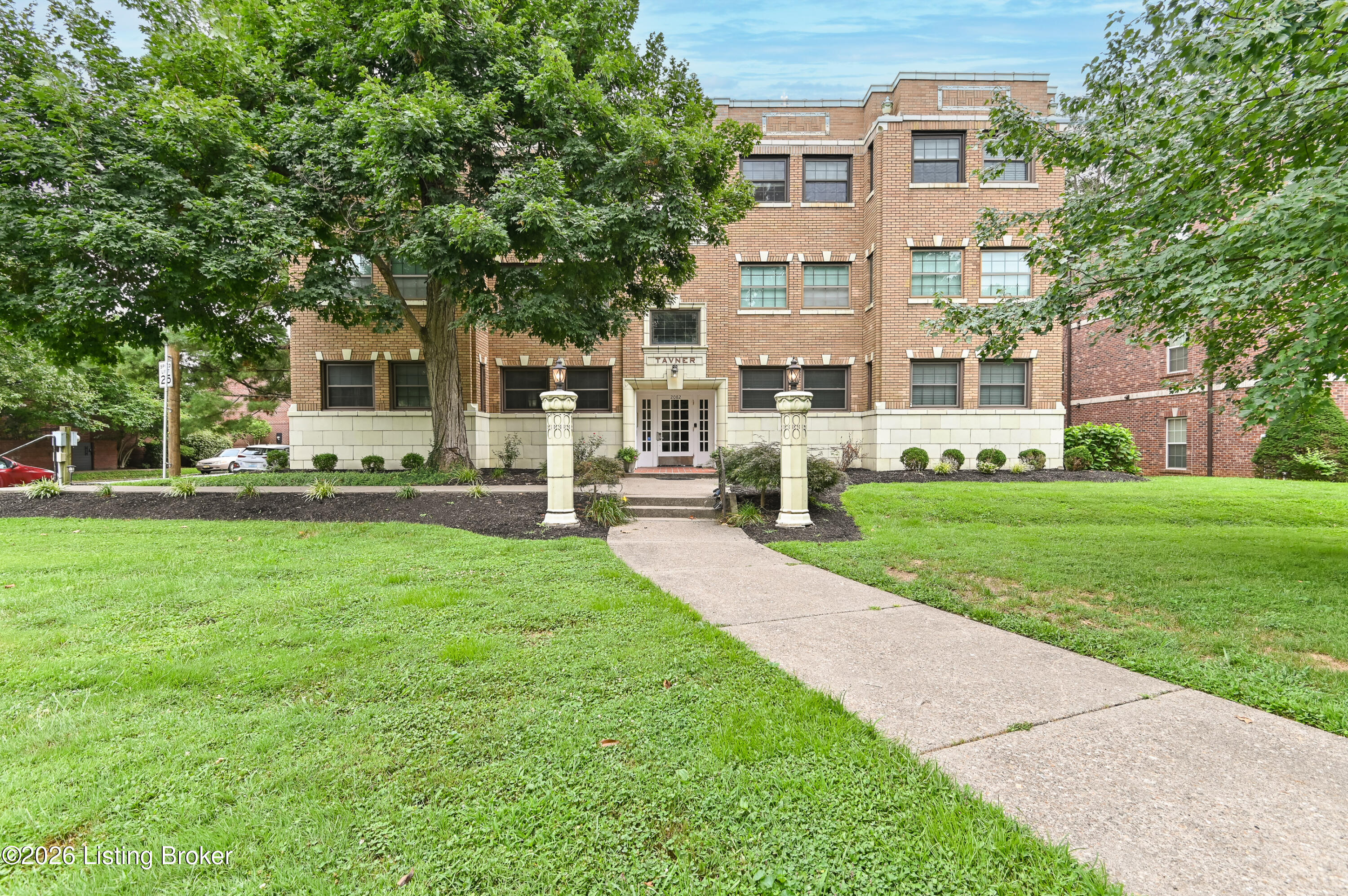 2082 Douglass Blvd APT 18