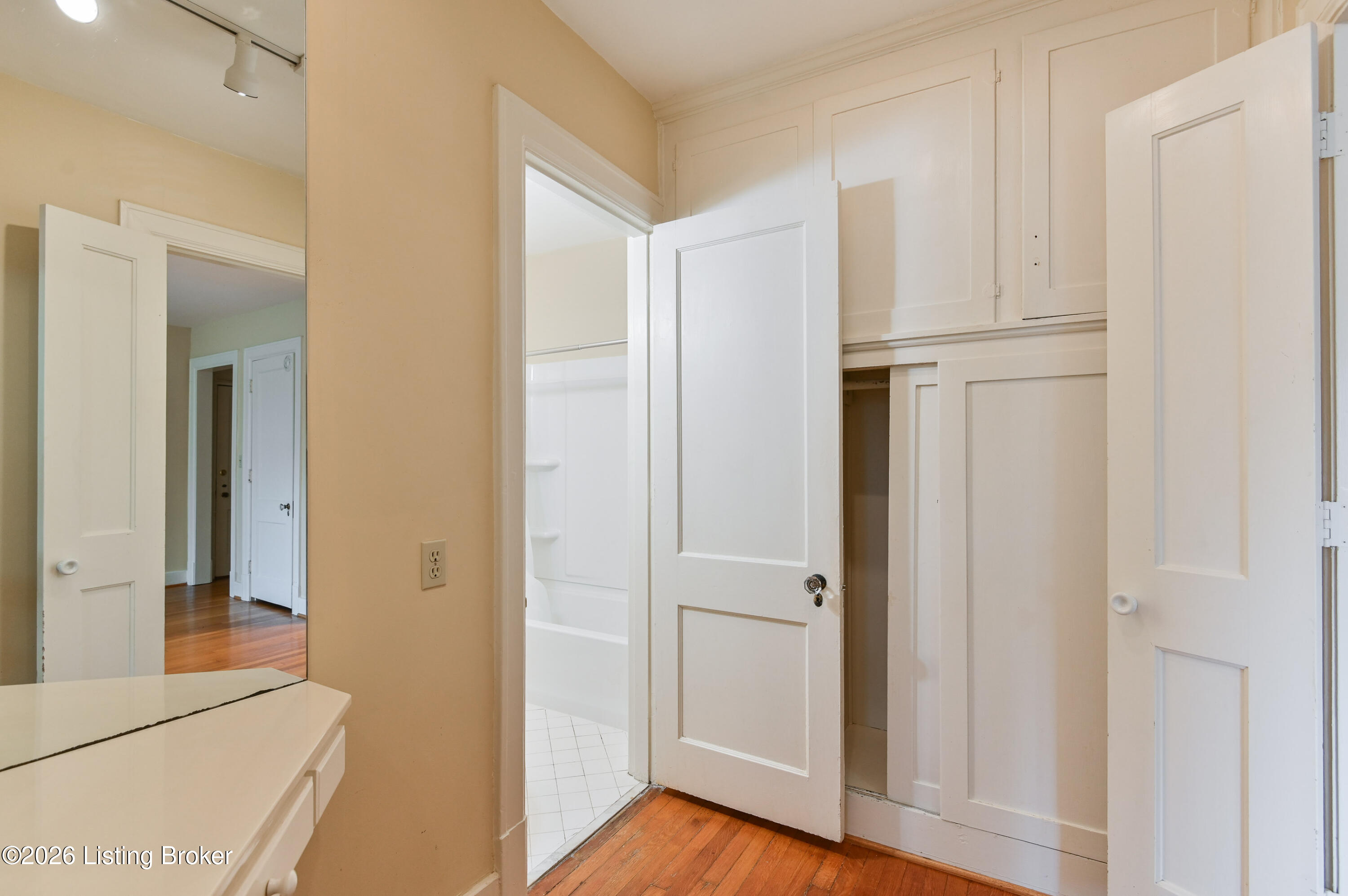 2082 Douglass Blvd APT 18