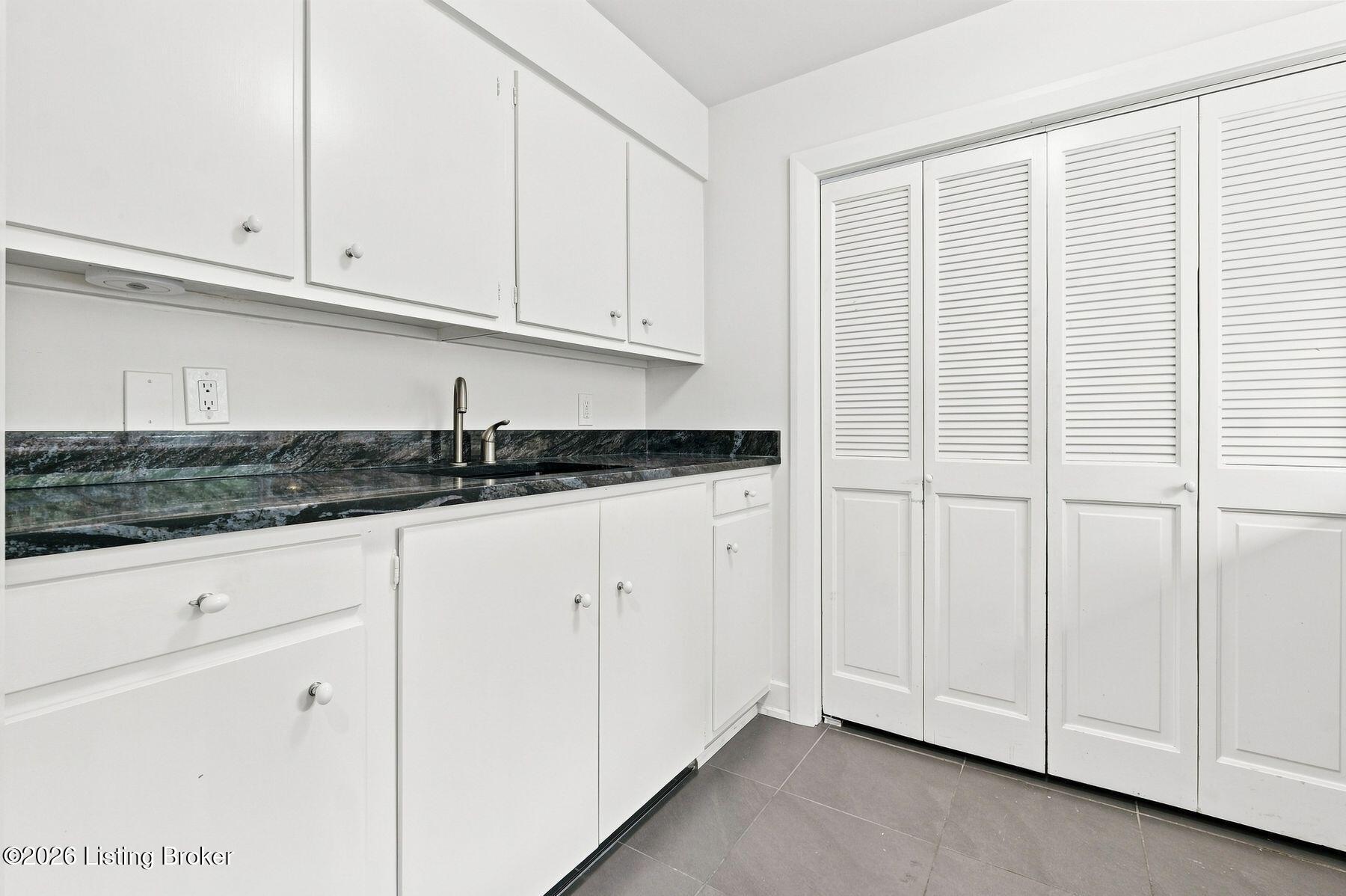 1128 Rostrevor Cir