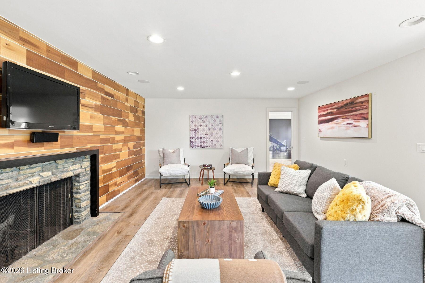1128 Rostrevor Cir