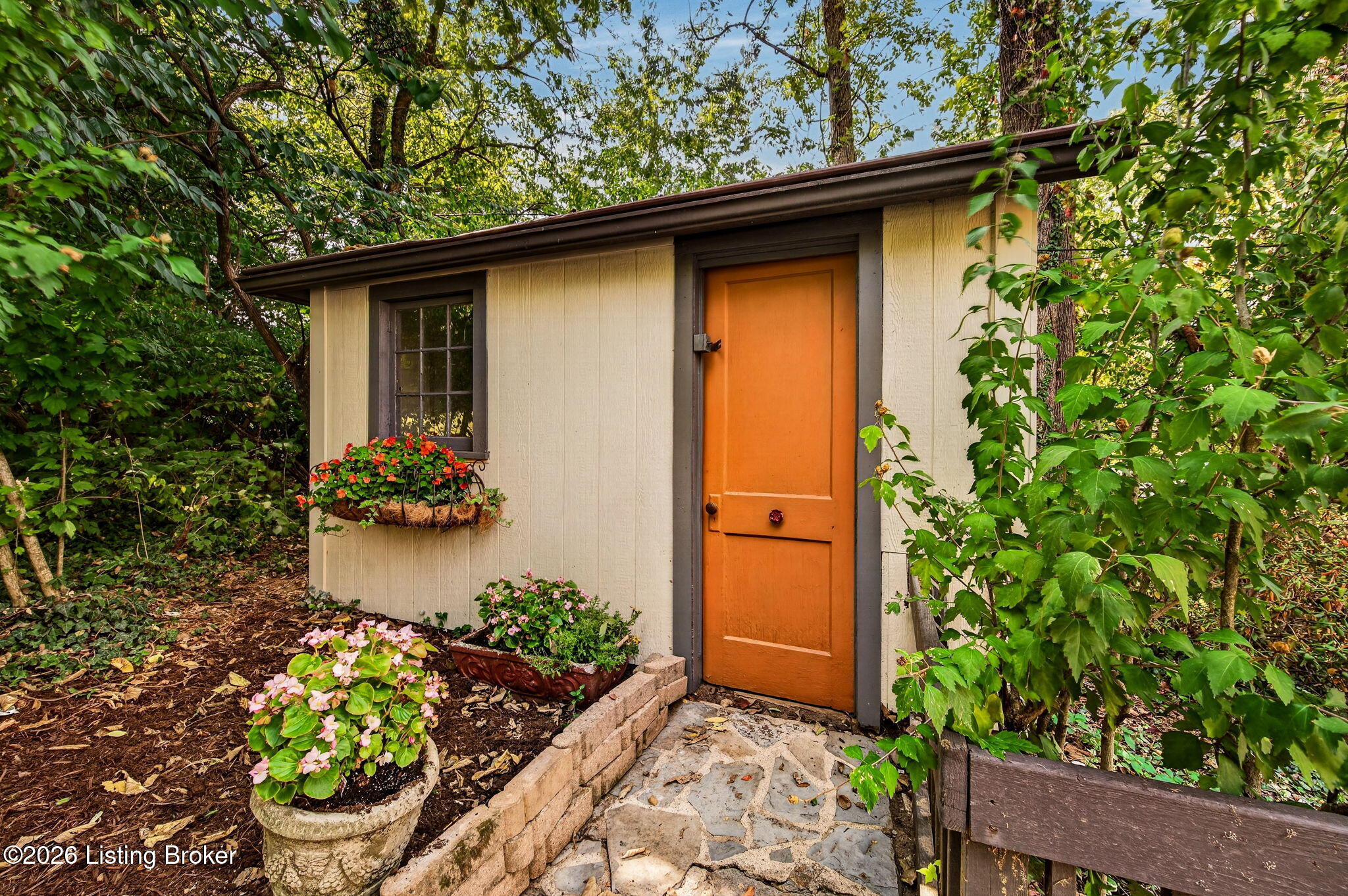 2116 Lakeside Dr
