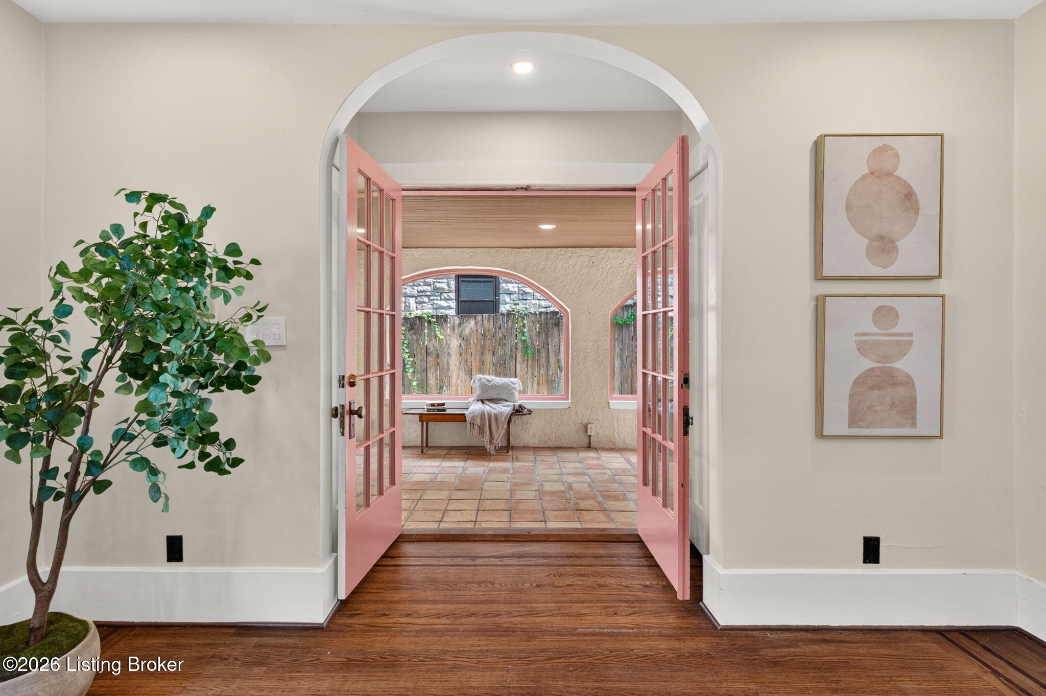 2116 Lakeside Dr