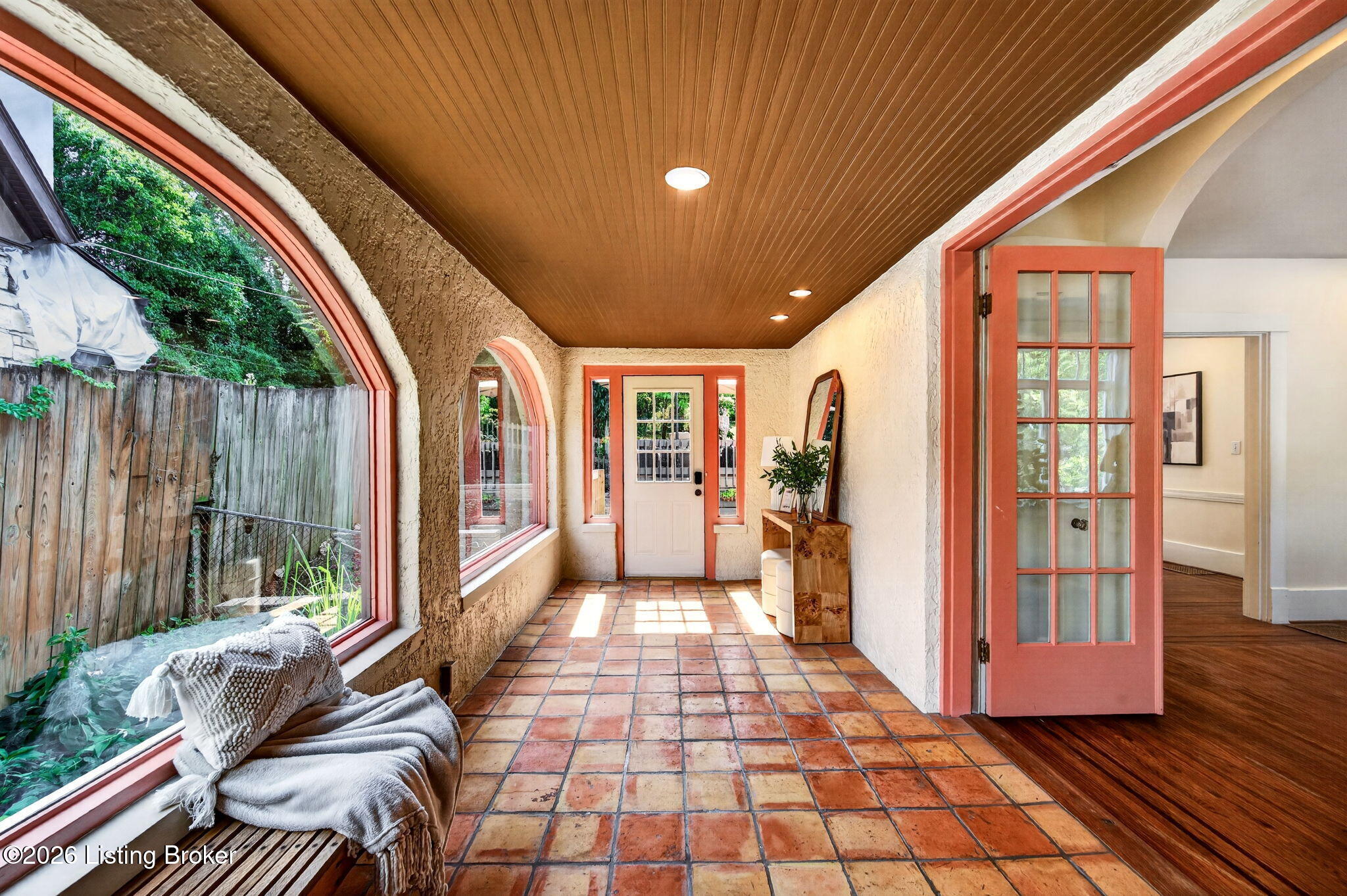 2116 Lakeside Dr
