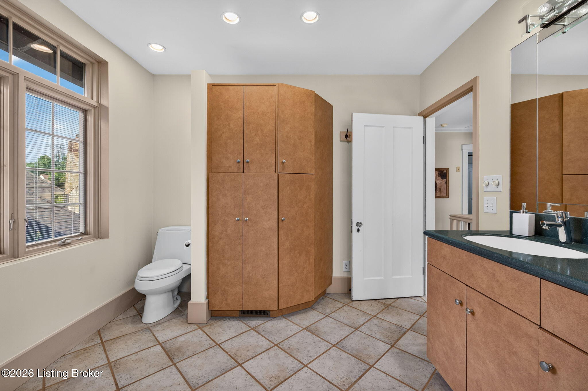 2116 Lakeside Dr