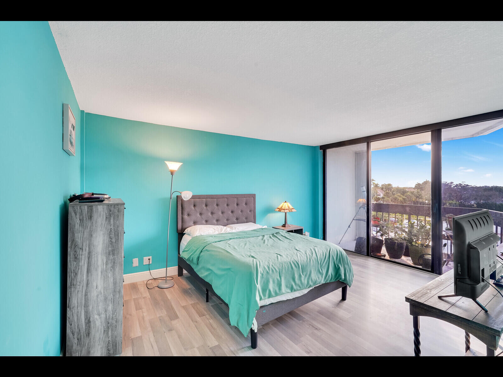 2400 Presidential Way 401