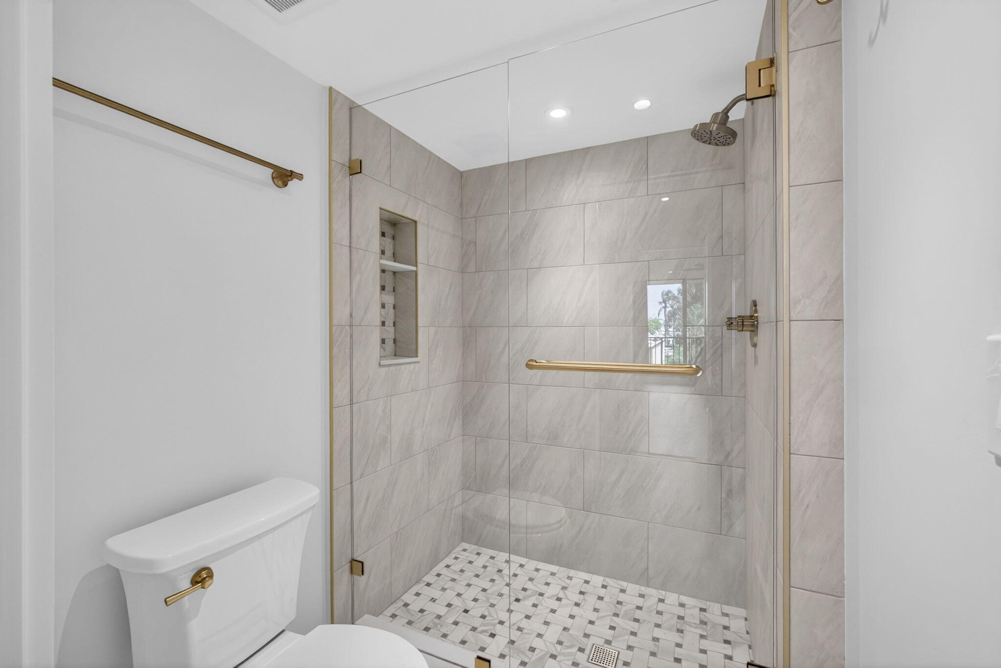 136 Lakeshore Drive