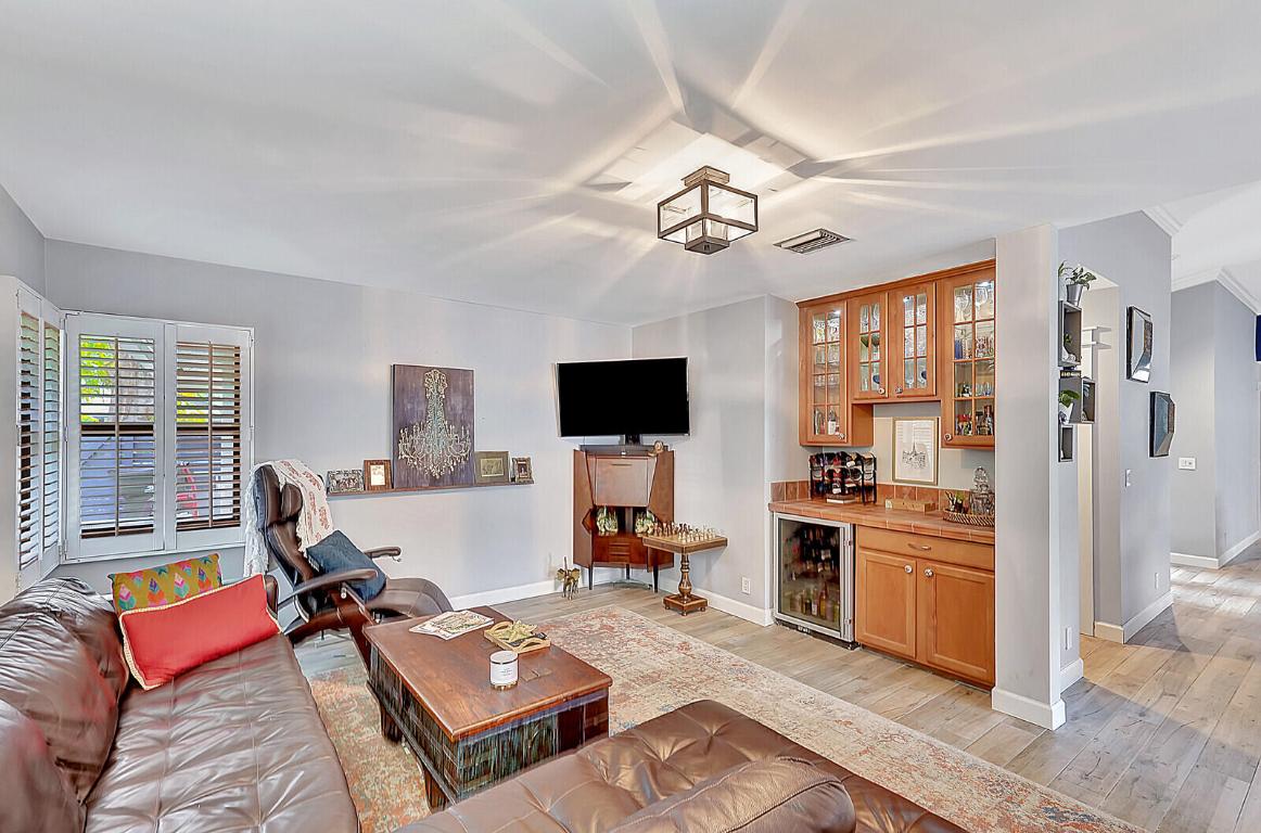 4245 NW 9th Street