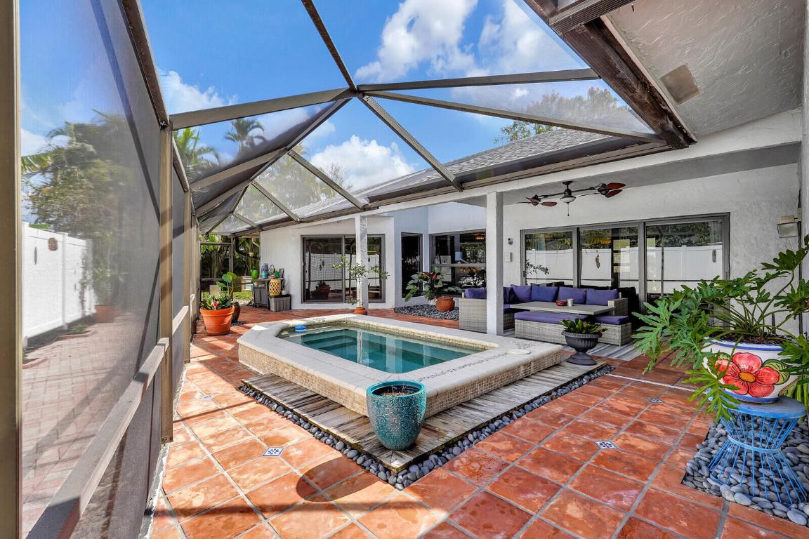 4245 NW 9th Street