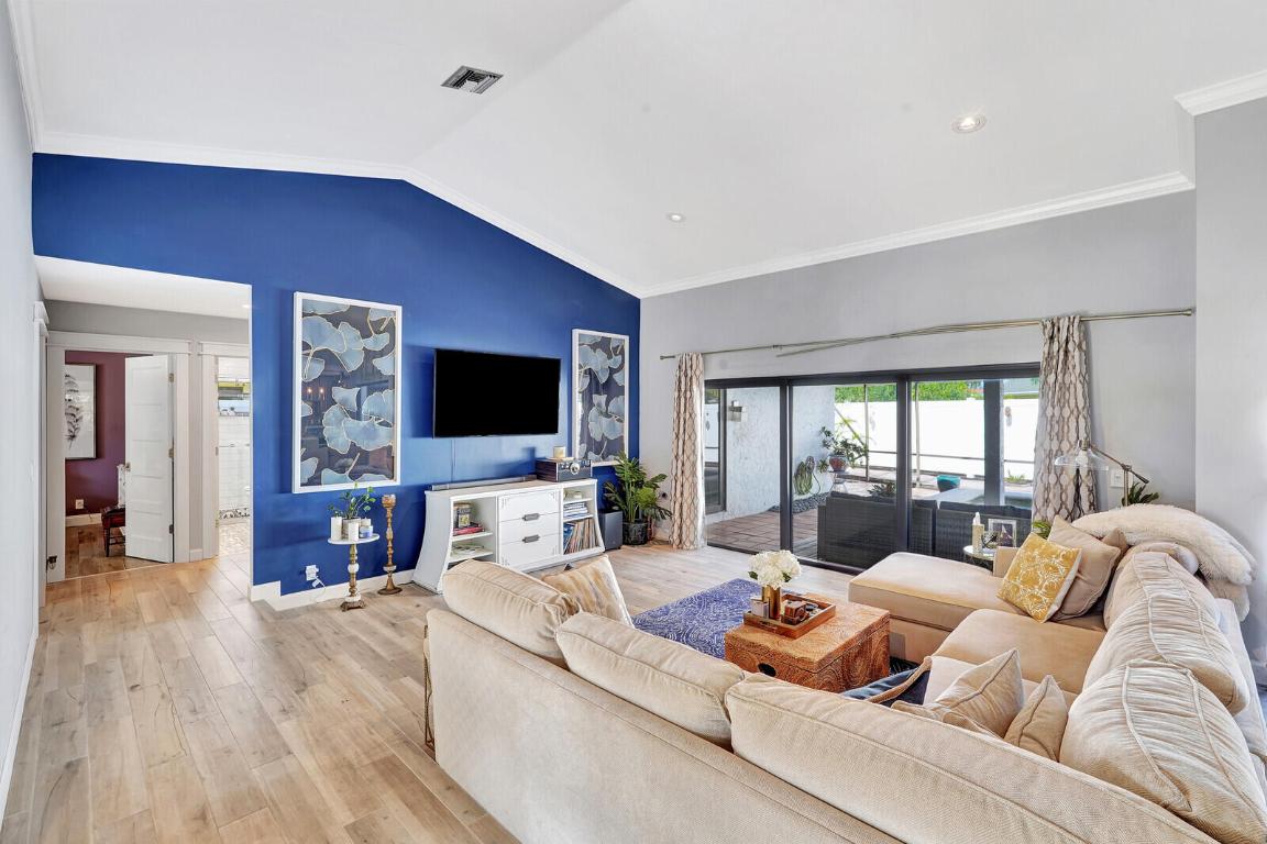 4245 NW 9th Street