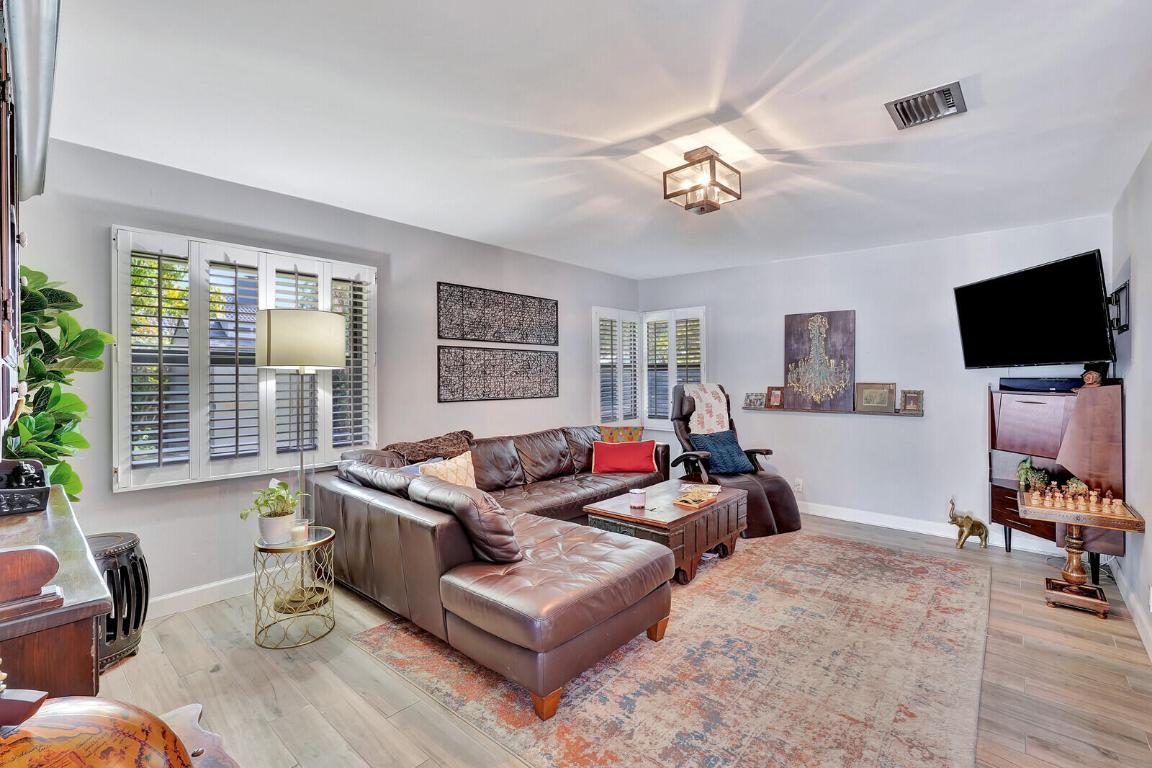 4245 NW 9th Street