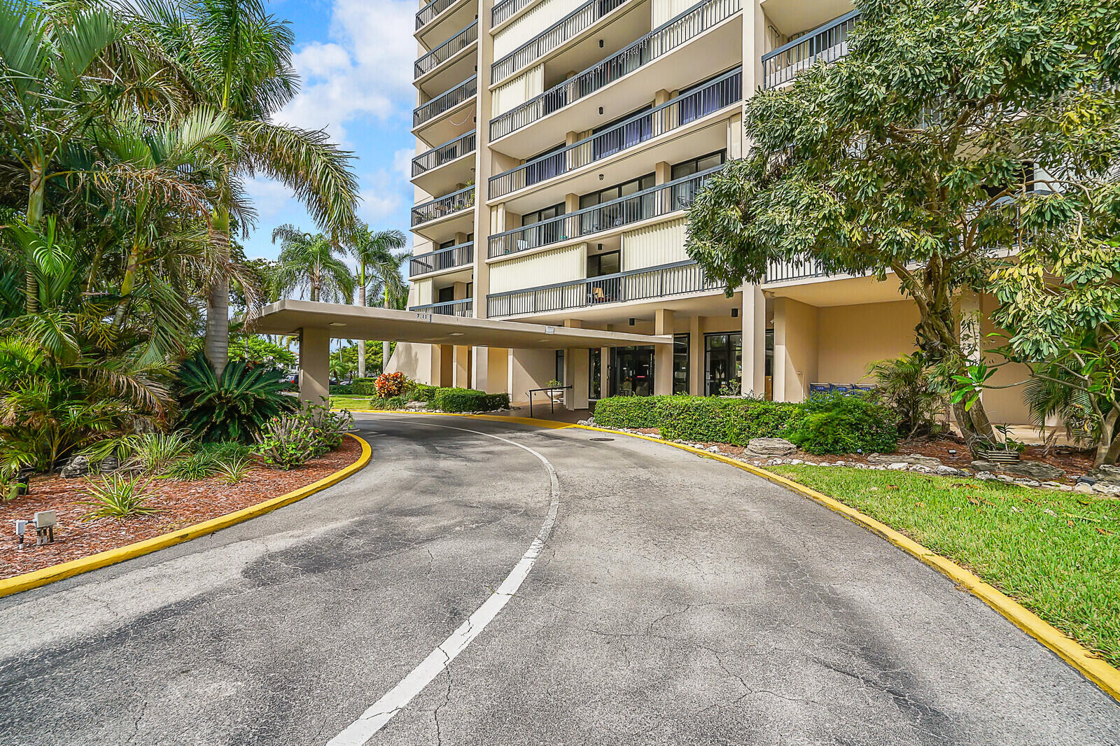2425 Presidential Way 1404
