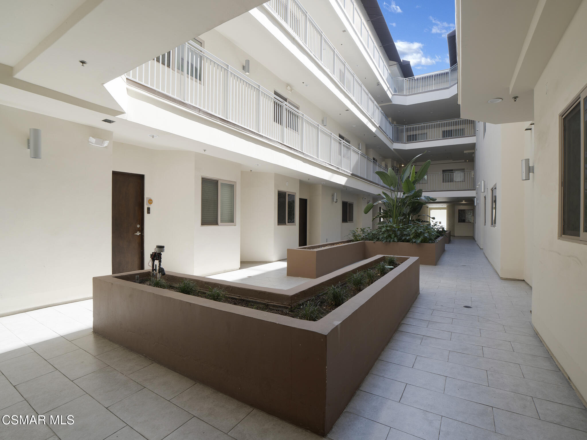 5016 Bakman Avenue, 104