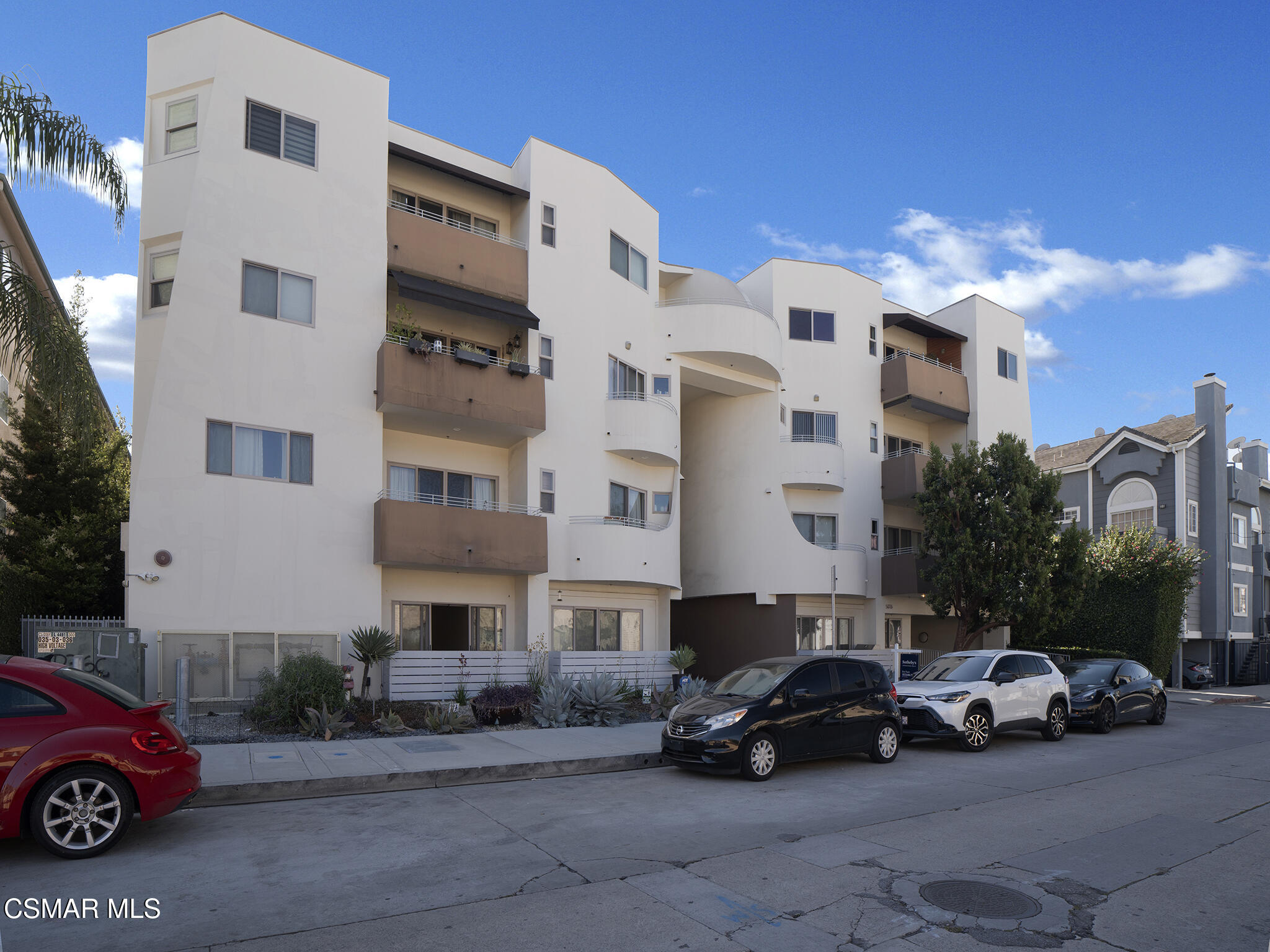 5016 Bakman Avenue, 104