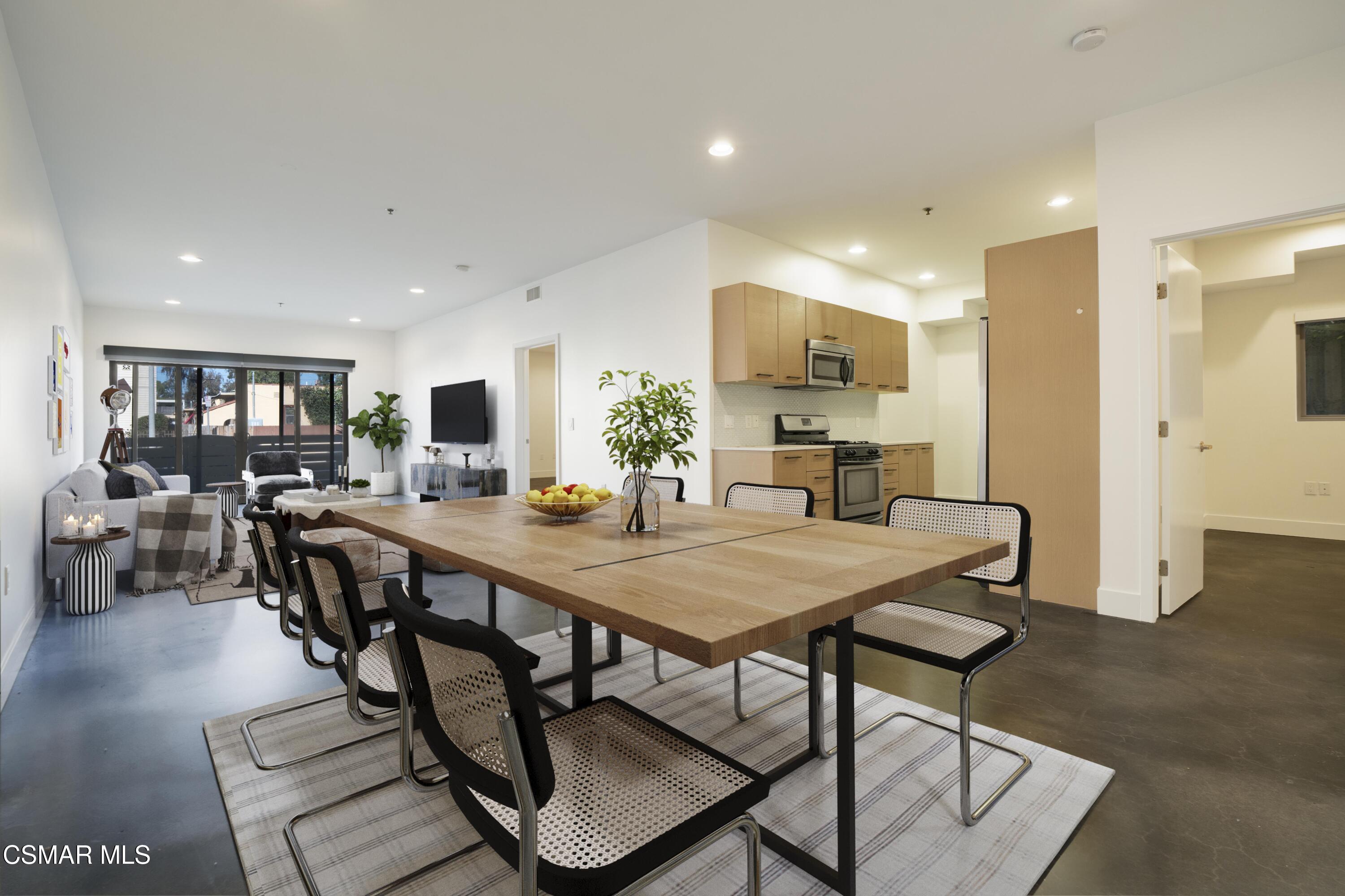 5016 Bakman Avenue, 104