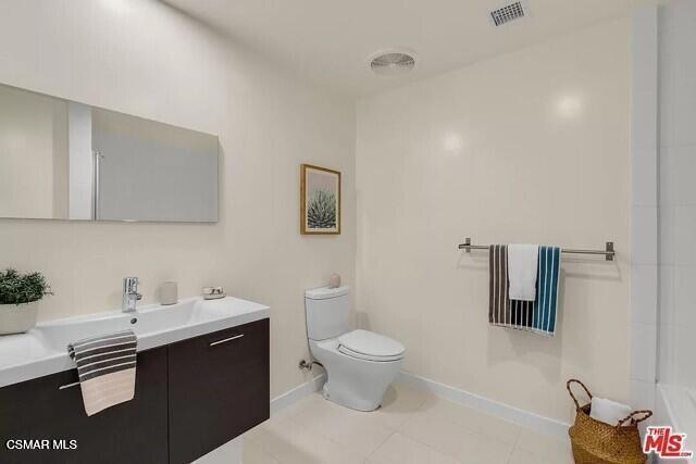 5016 Bakman Avenue, 104