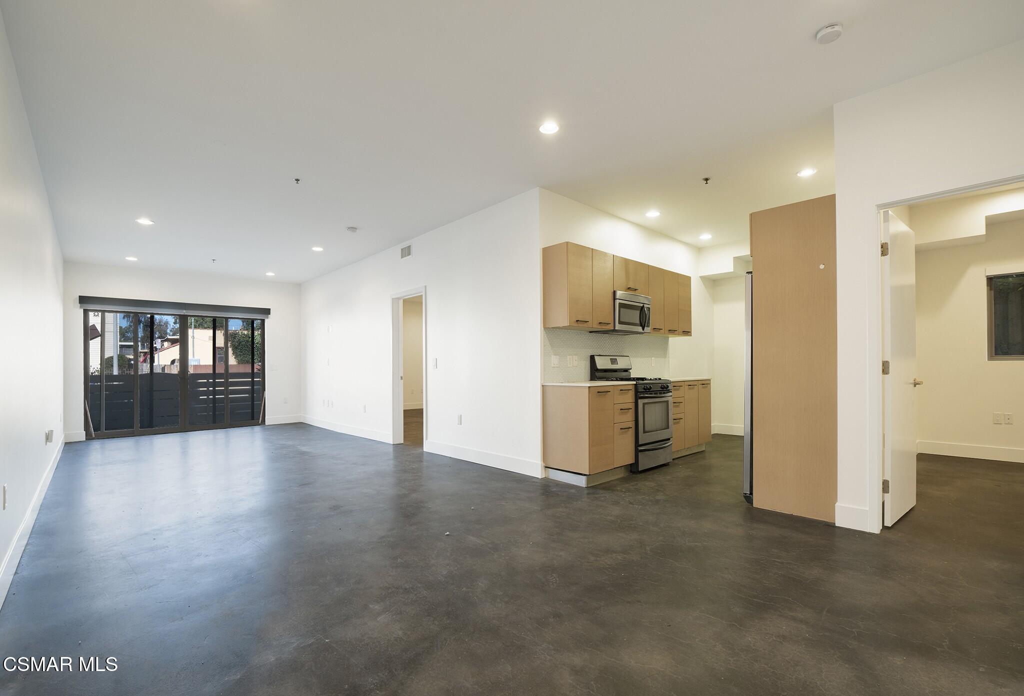 5016 Bakman Avenue, 104