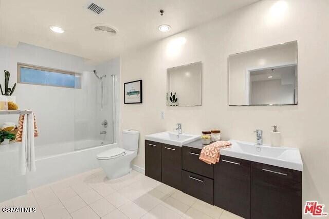 5016 Bakman Avenue, 104