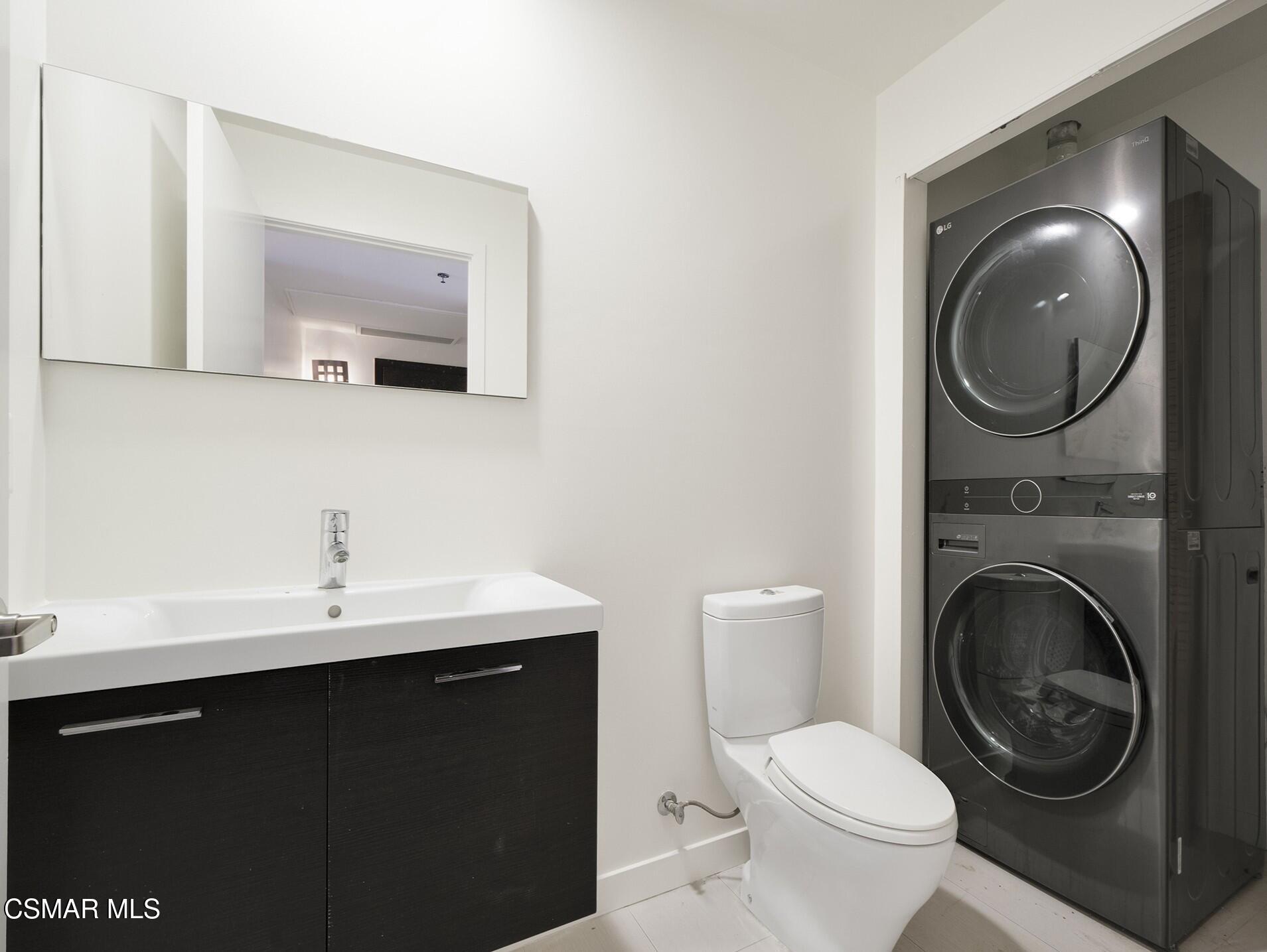 5016 Bakman Avenue, 104