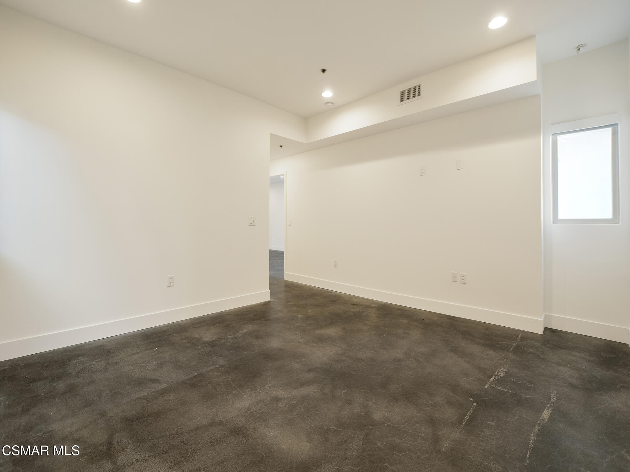 5016 Bakman Avenue, 104