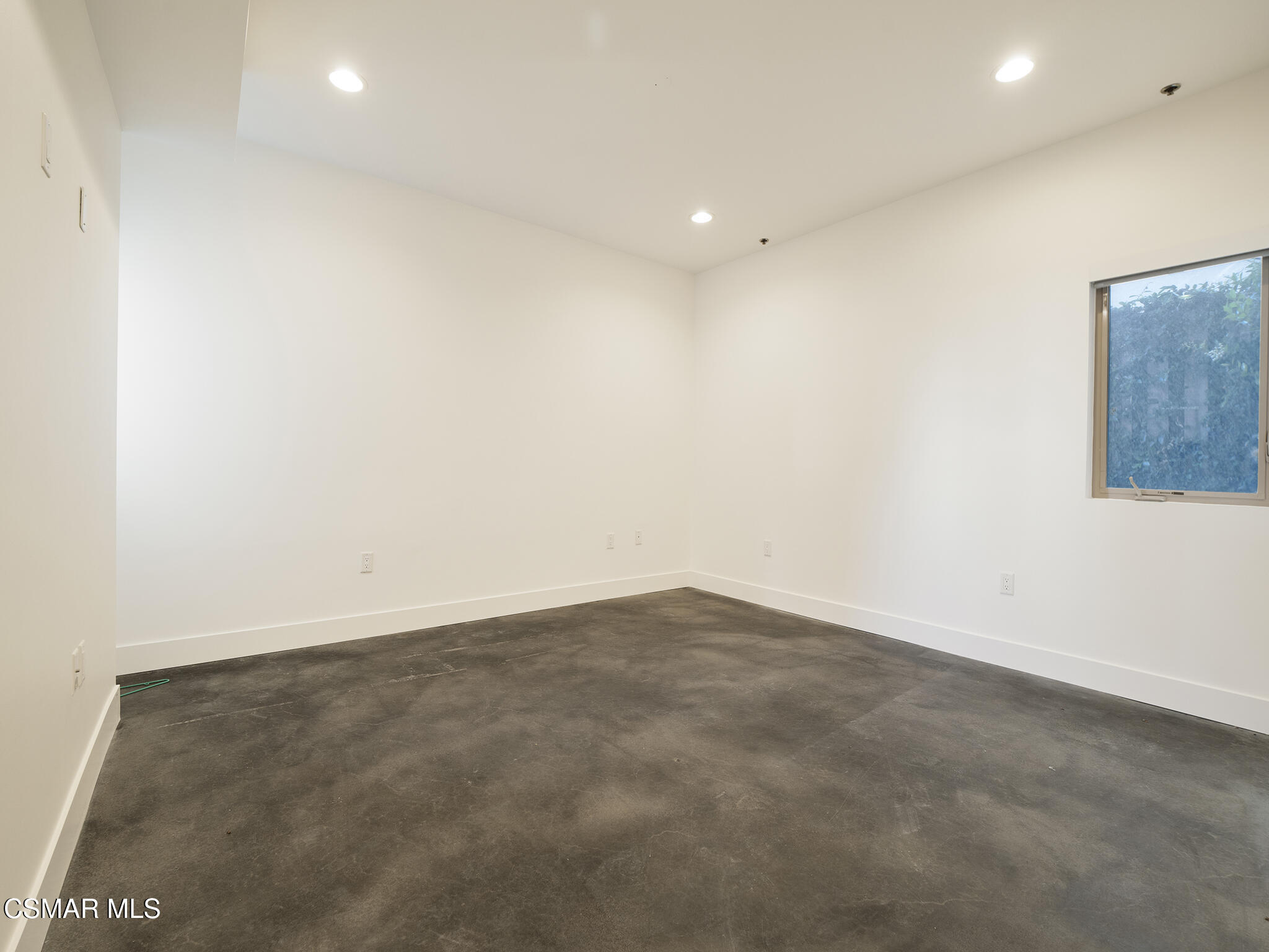 5016 Bakman Avenue, 104