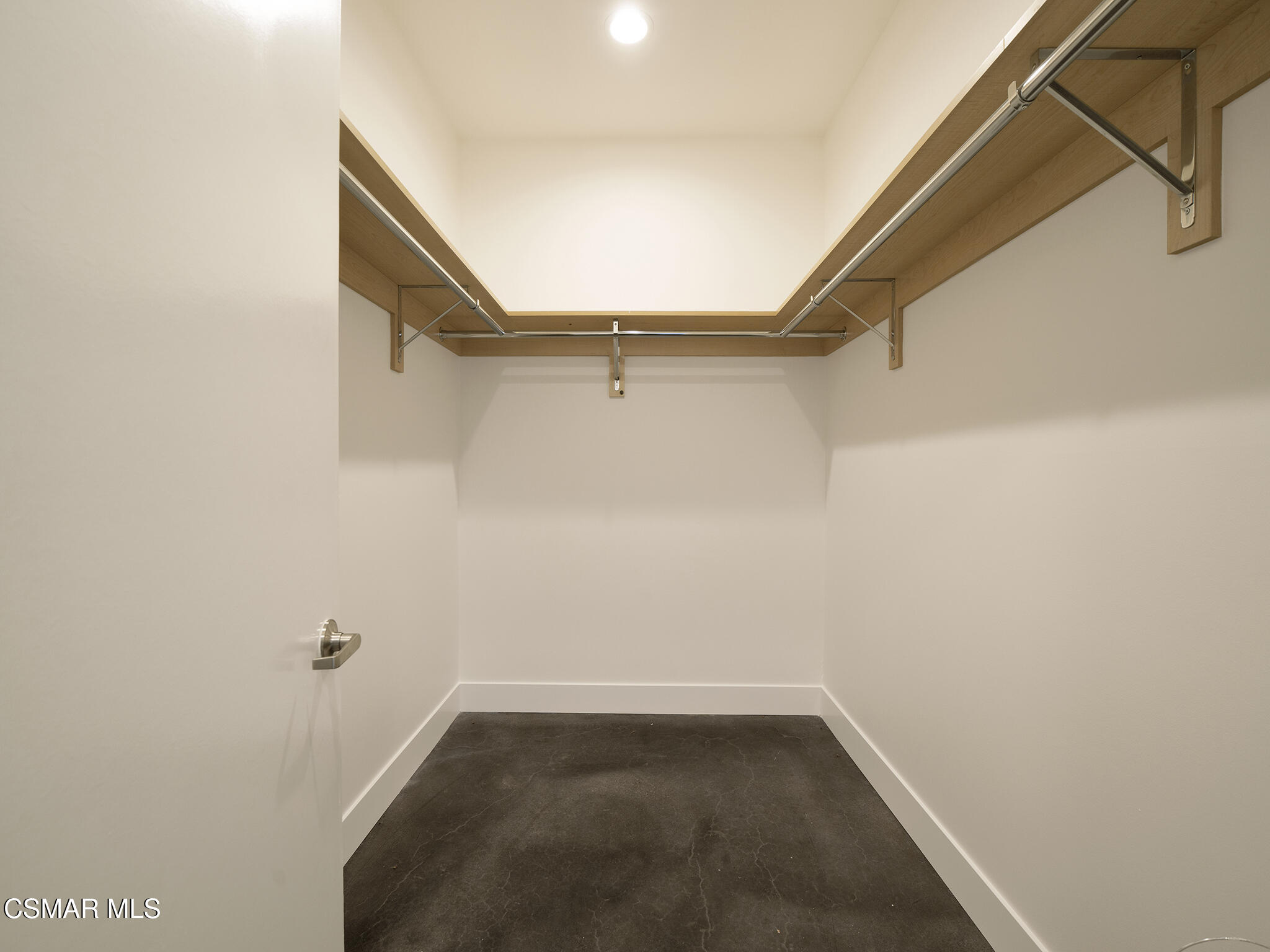 5016 Bakman Avenue, 104