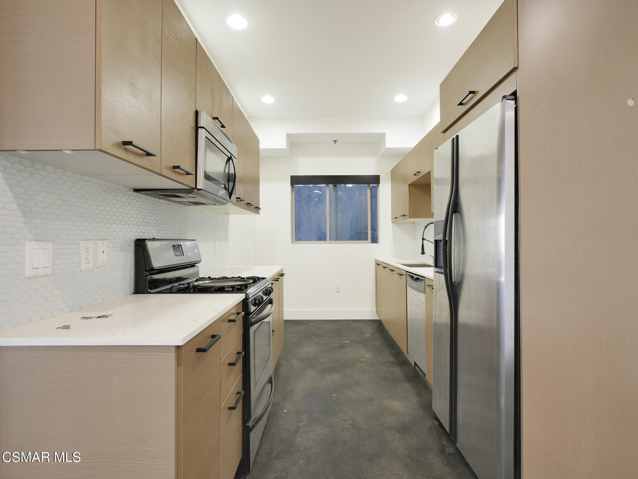 5016 Bakman Avenue, 104