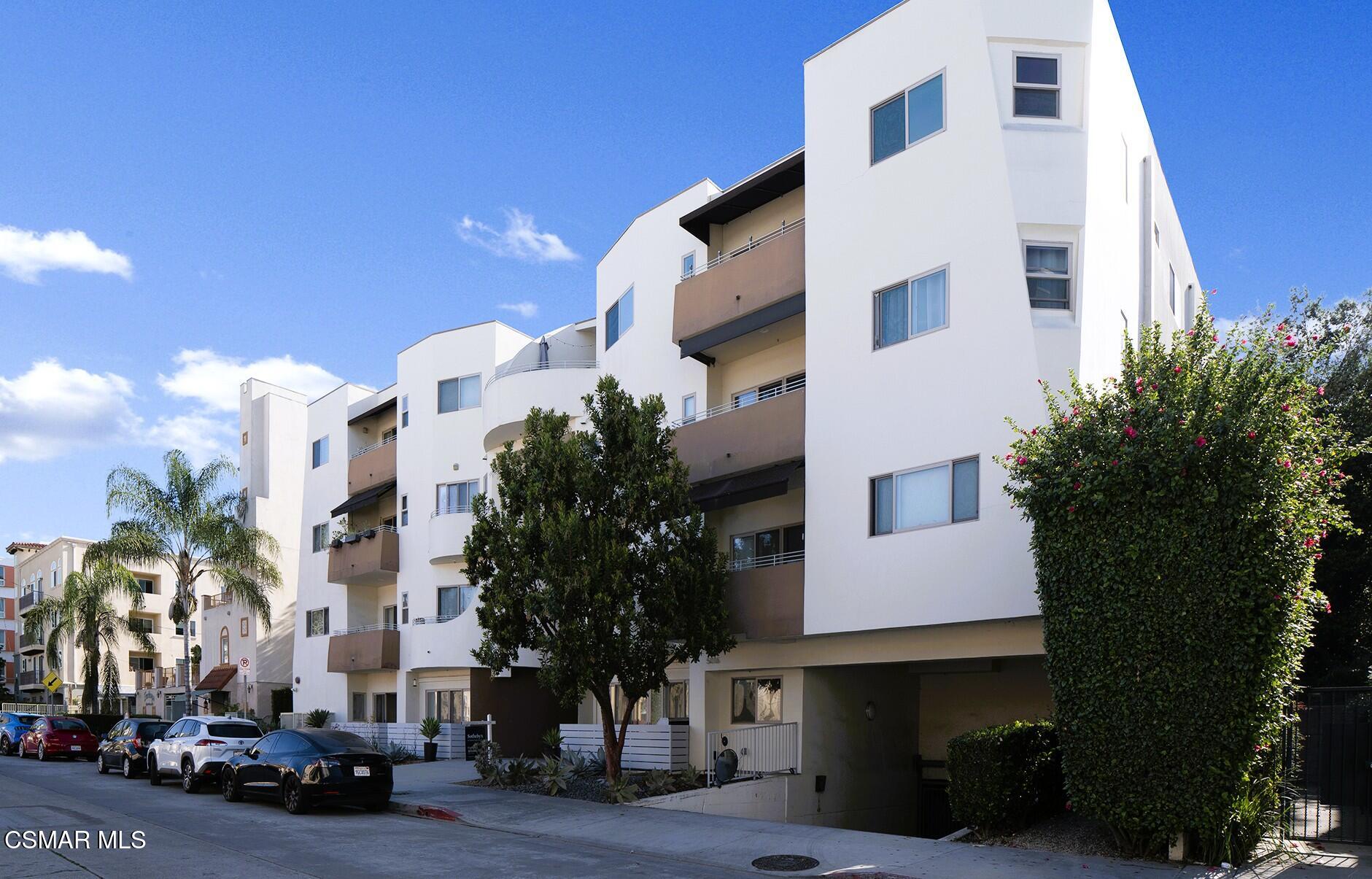 5016 Bakman Avenue, 104