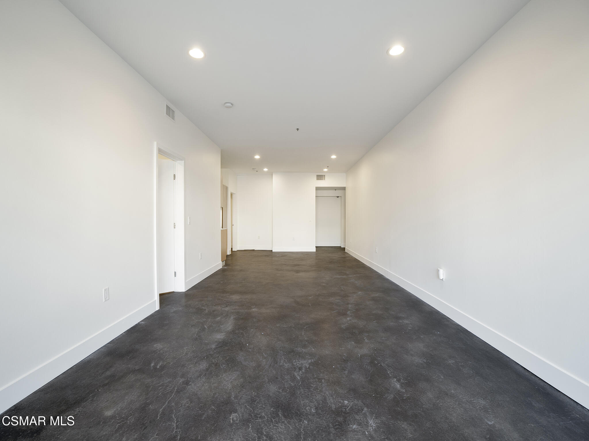 5016 Bakman Avenue, 104