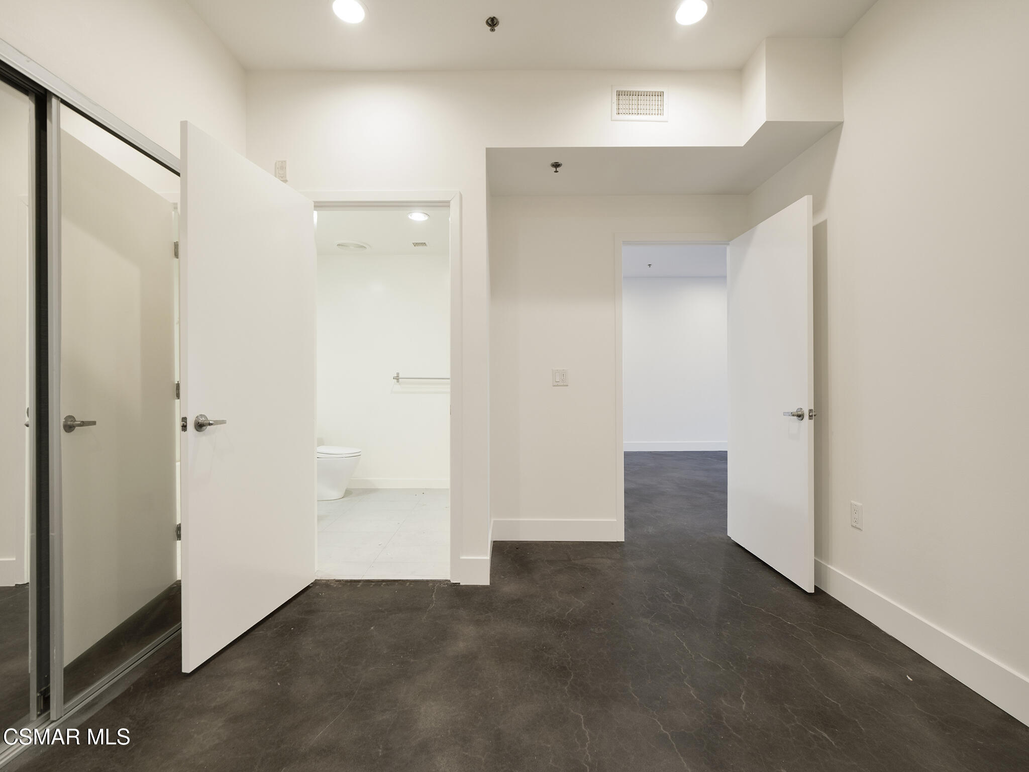 5016 Bakman Avenue, 104